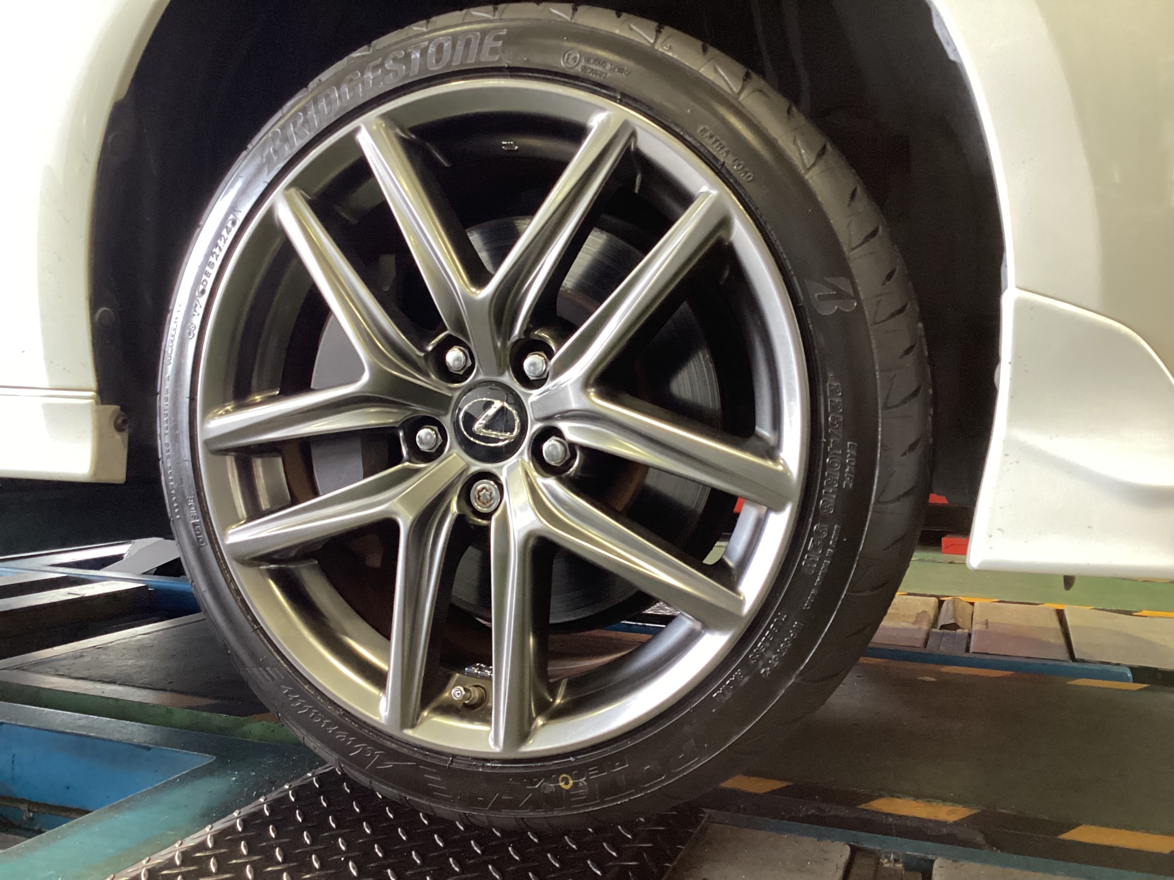 作業事例】「レクサス IS 350」夏用タイヤ交換作業
