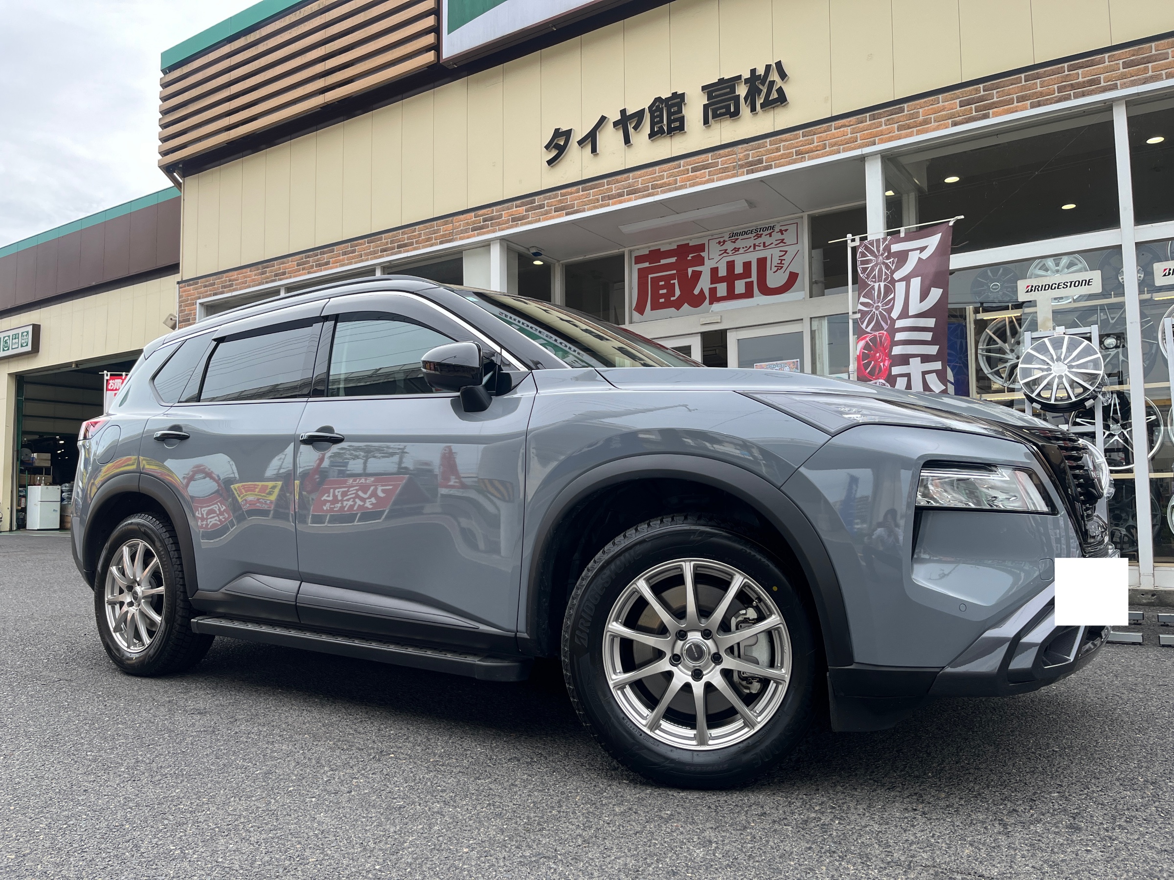 スタッドレスタイヤ売れてます！！エクストレイルにVRX3装着しま