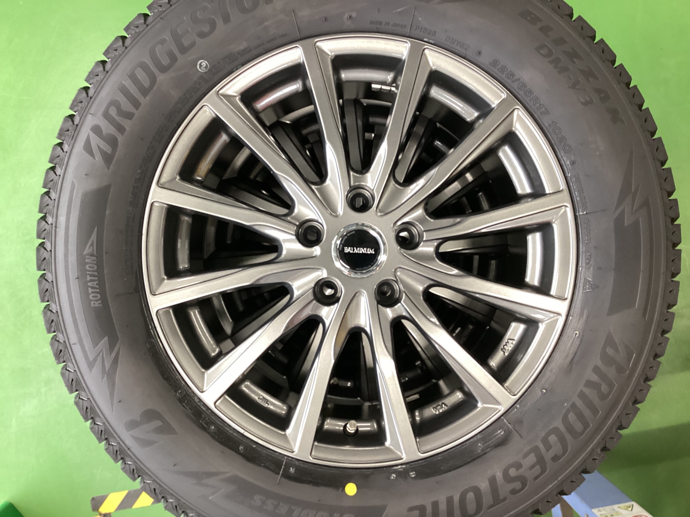 トヨタ・ハリアー(6BA-MXUA80)スタッドレスセット取り付け | 店舗お