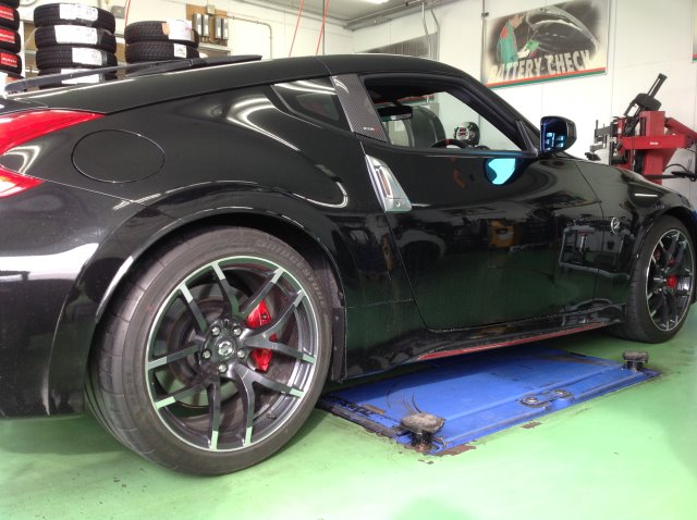 日産・フェアレディZニスモ(Z34)】アルミホイール交換を行い 日産・フェアレディZニスモ(Z34)】アルミホイール交換を行い