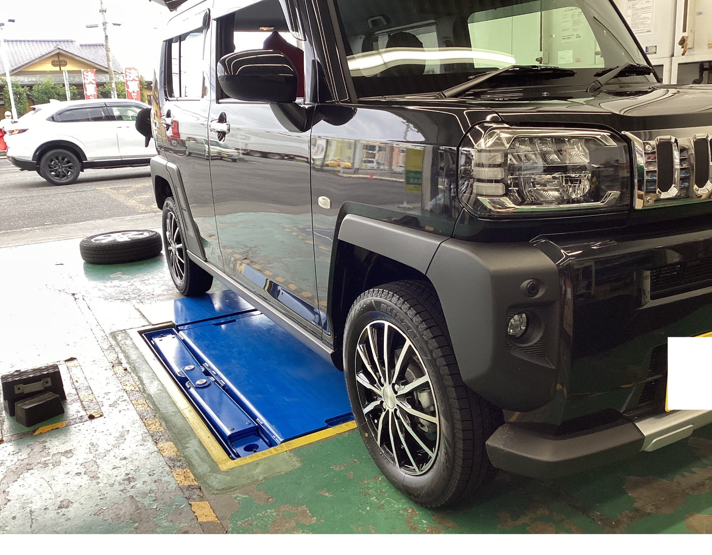 ダイハツ タフト スタッドレスタイヤ 交換作業 | 店舗おススメ情報