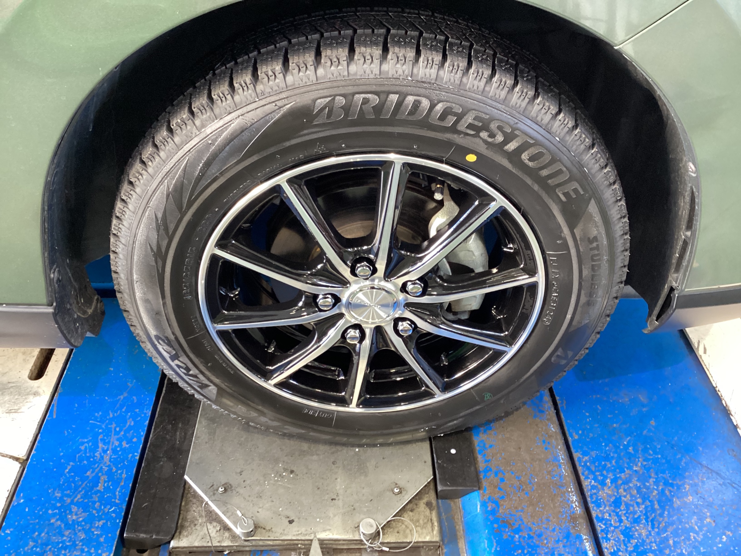 ホンダ・フリード】新品スタッドレスタイヤ交換作業（ブリヂストン