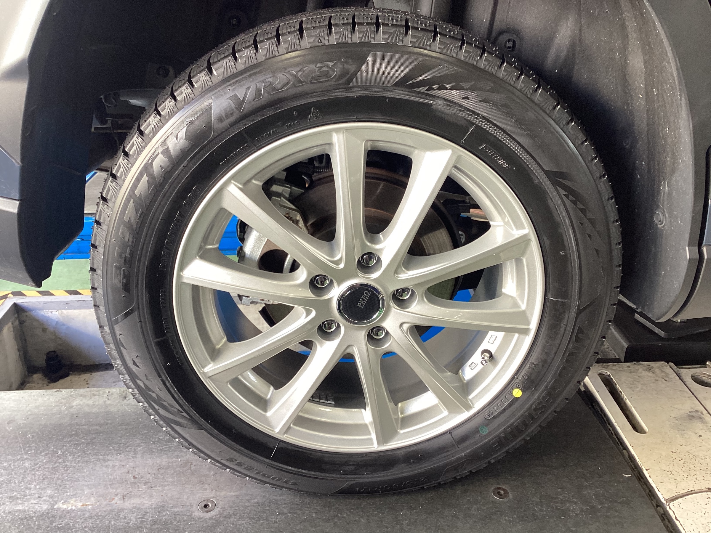 トヨタ・カローラクロス】新品スタッドレスタイヤ交換作業