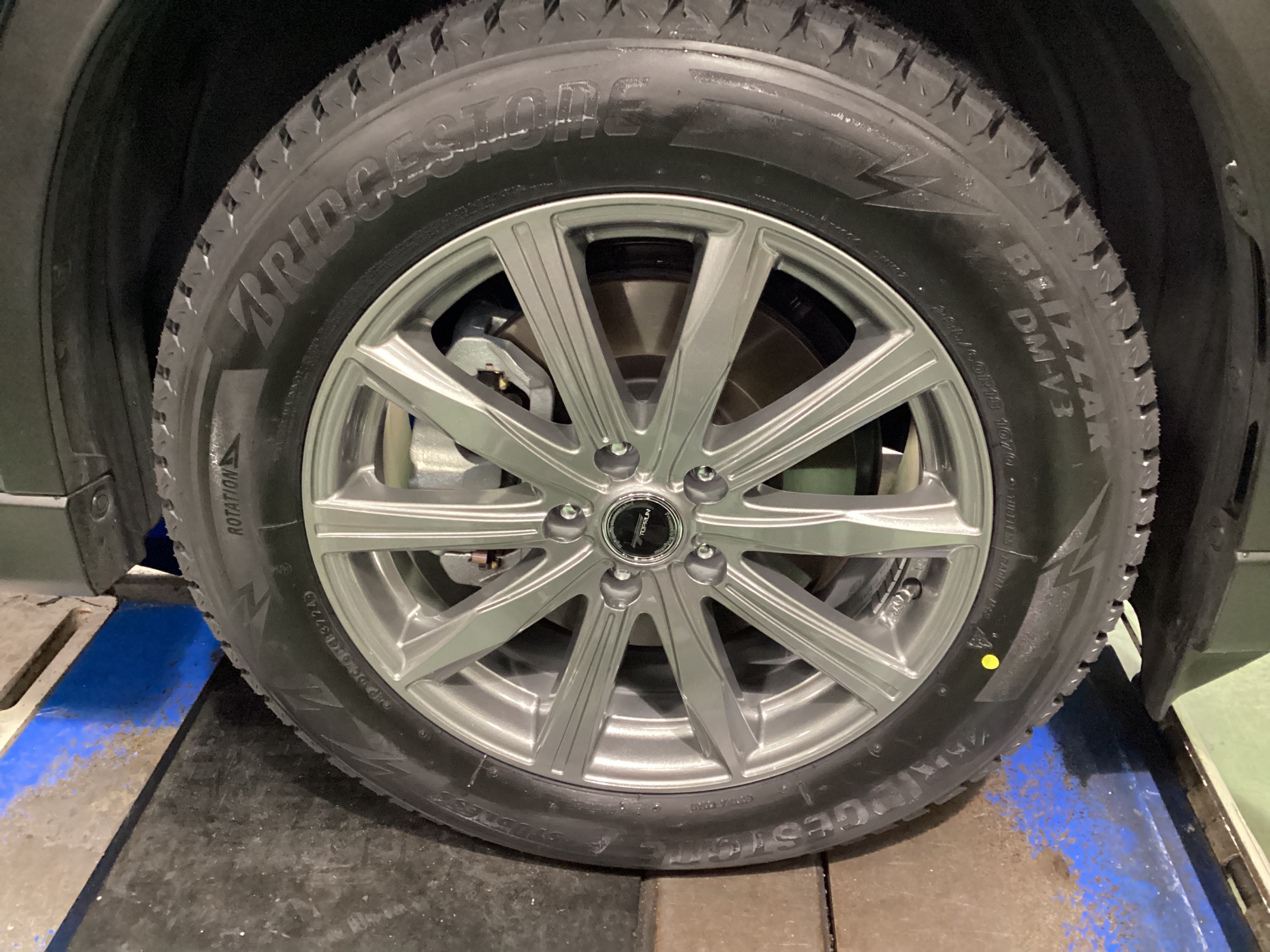 イズミ☆良品ブリヂストンスタッドレス　235/60R18　マツダCX60 マツダ・CX-60】新品スタッドレスタイヤ交換作業（ブリヂストン