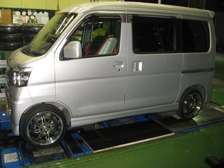 アトレーに車高調取り付け スタッフ日記 タイヤ館 東久留米 東京都のタイヤ カー用品ショップ タイヤからはじまる トータルカーメンテナンス タイヤ館グループ