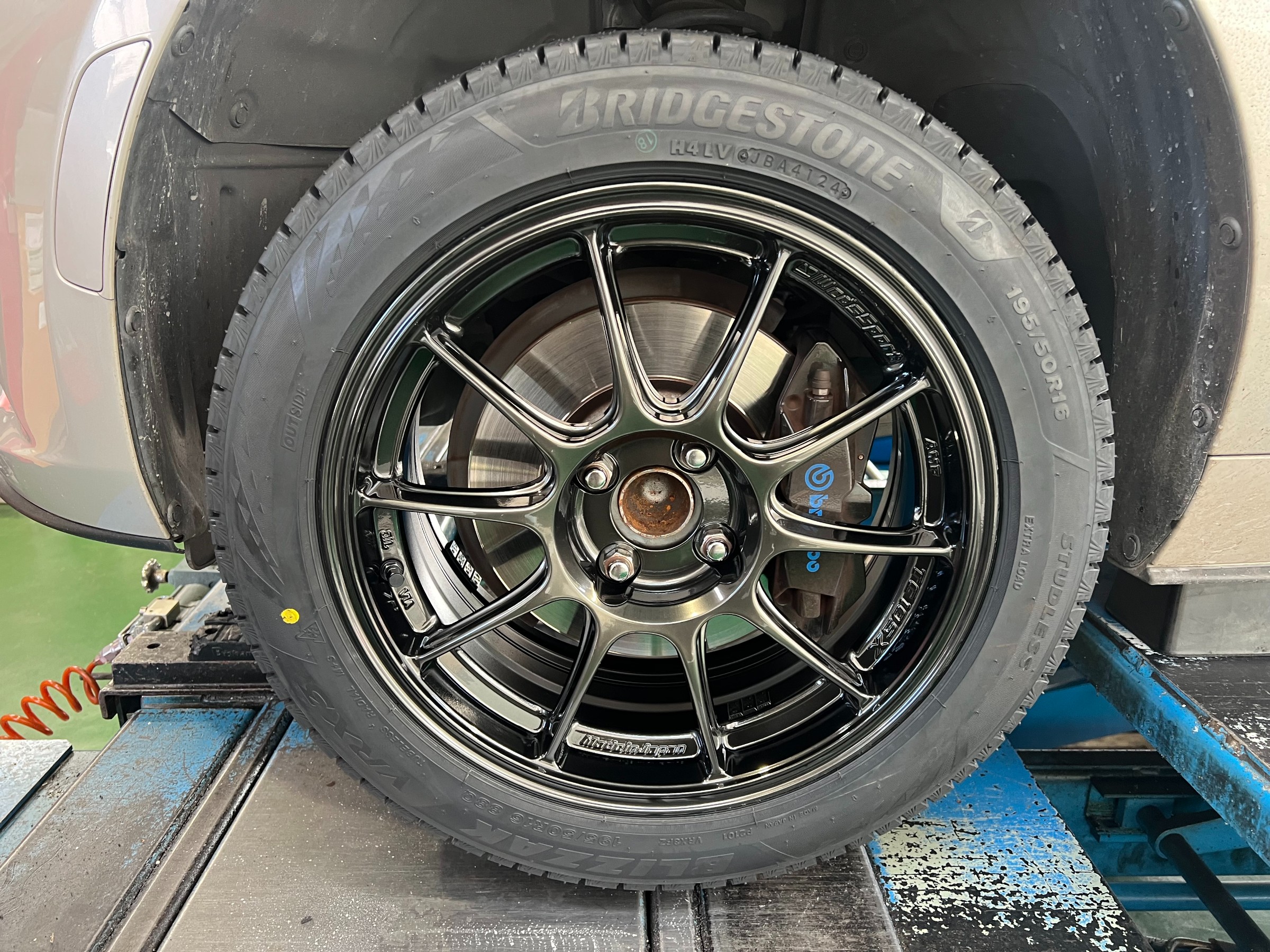 マツダ ロードスター】新品タイヤ交換作業 195/50R16 VRX3