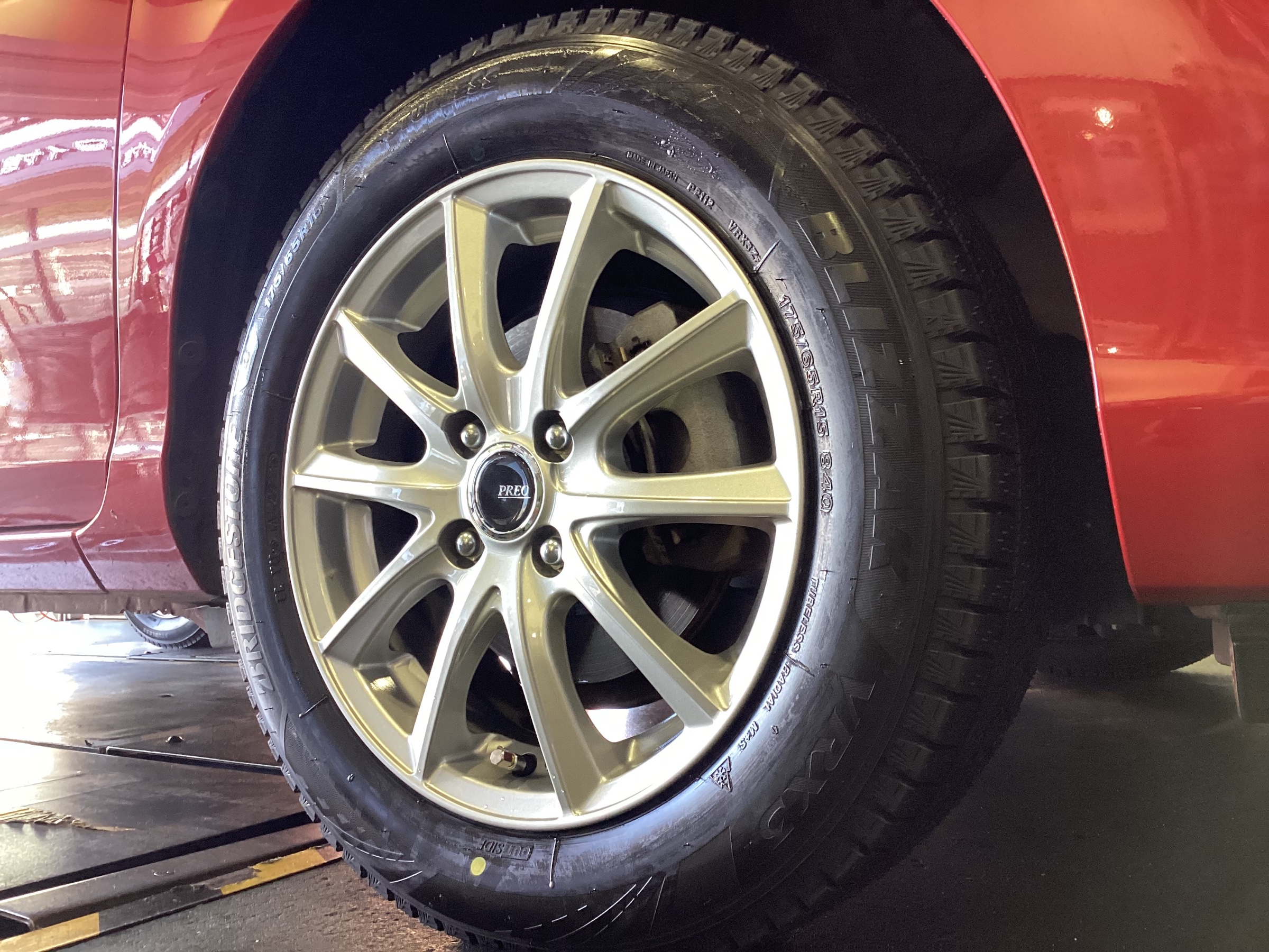 作業事例】「トヨタ・アクア」スタッドレスタイヤホイールセット装着