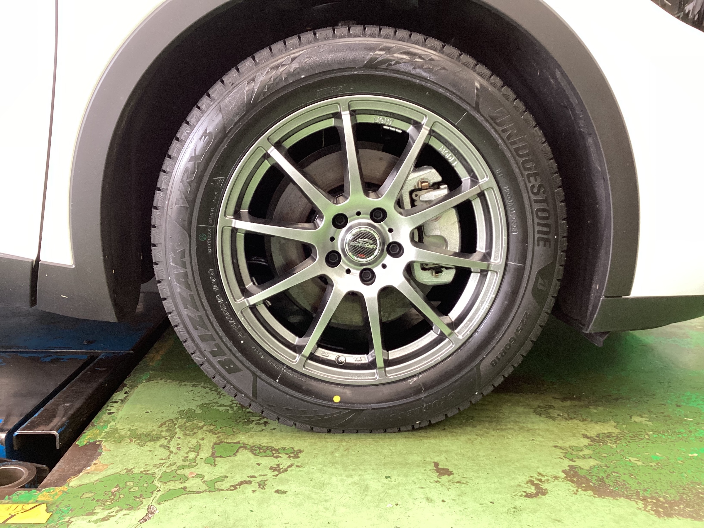 クラウンクロスオーバー スタッドレスタイヤ取付 | 店舗おススメ