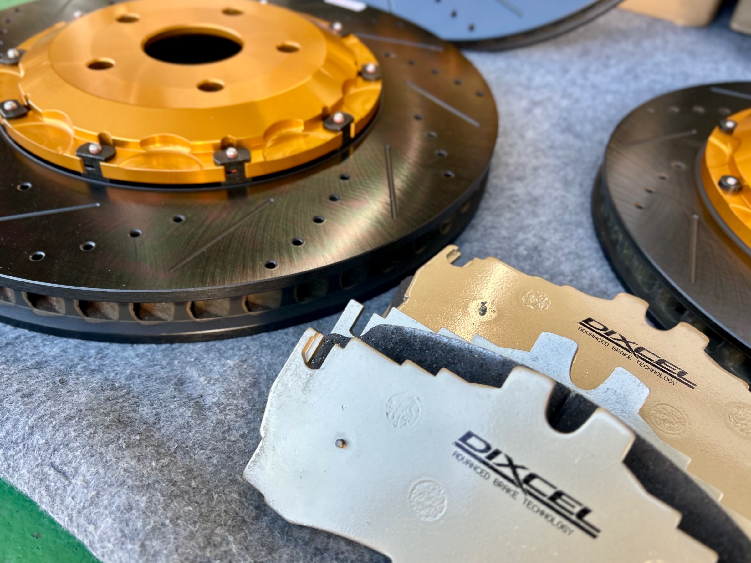 LS500Fスポーツ ブレーキローター＆ブレーキパッド交換作業