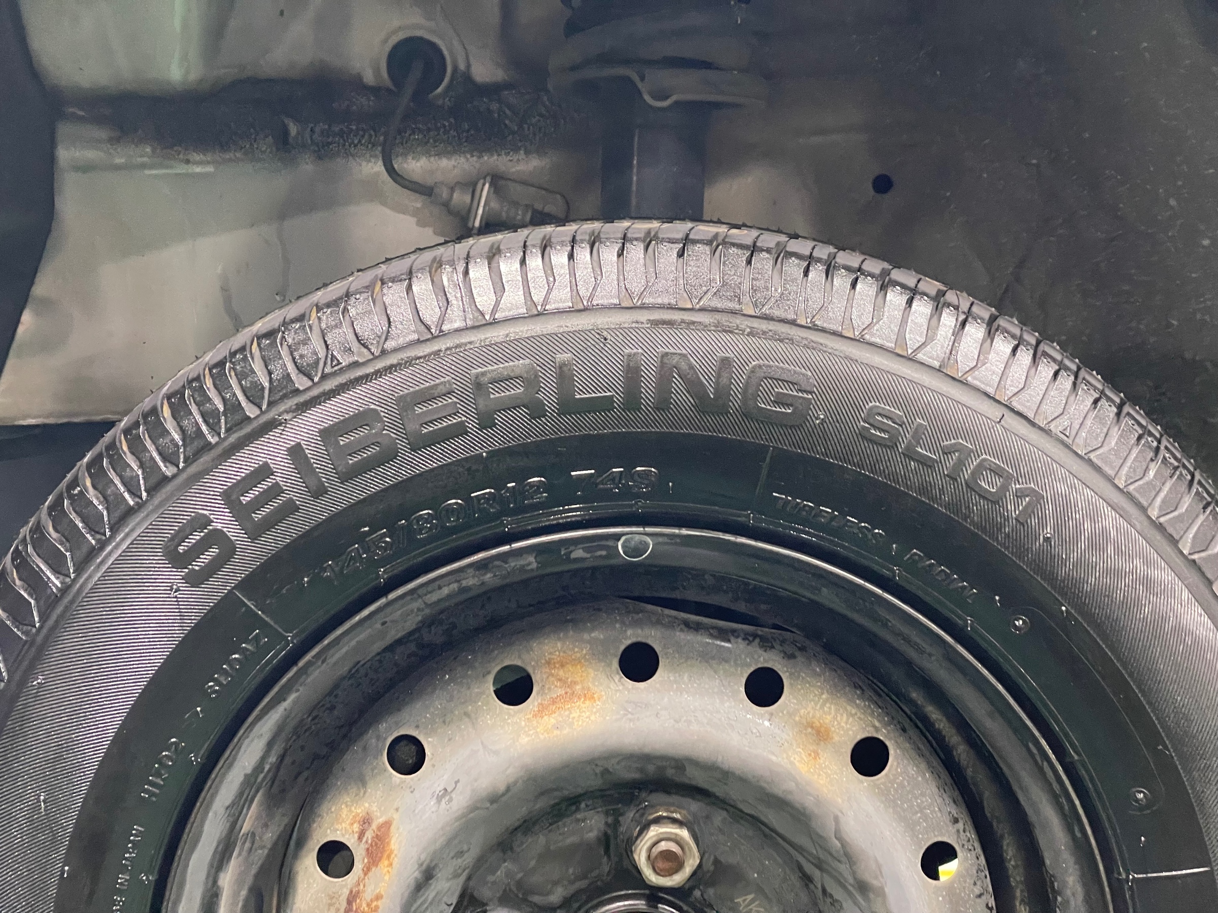 タイヤ館加古川 ダイハツ エッセ L235S　タイヤ交換