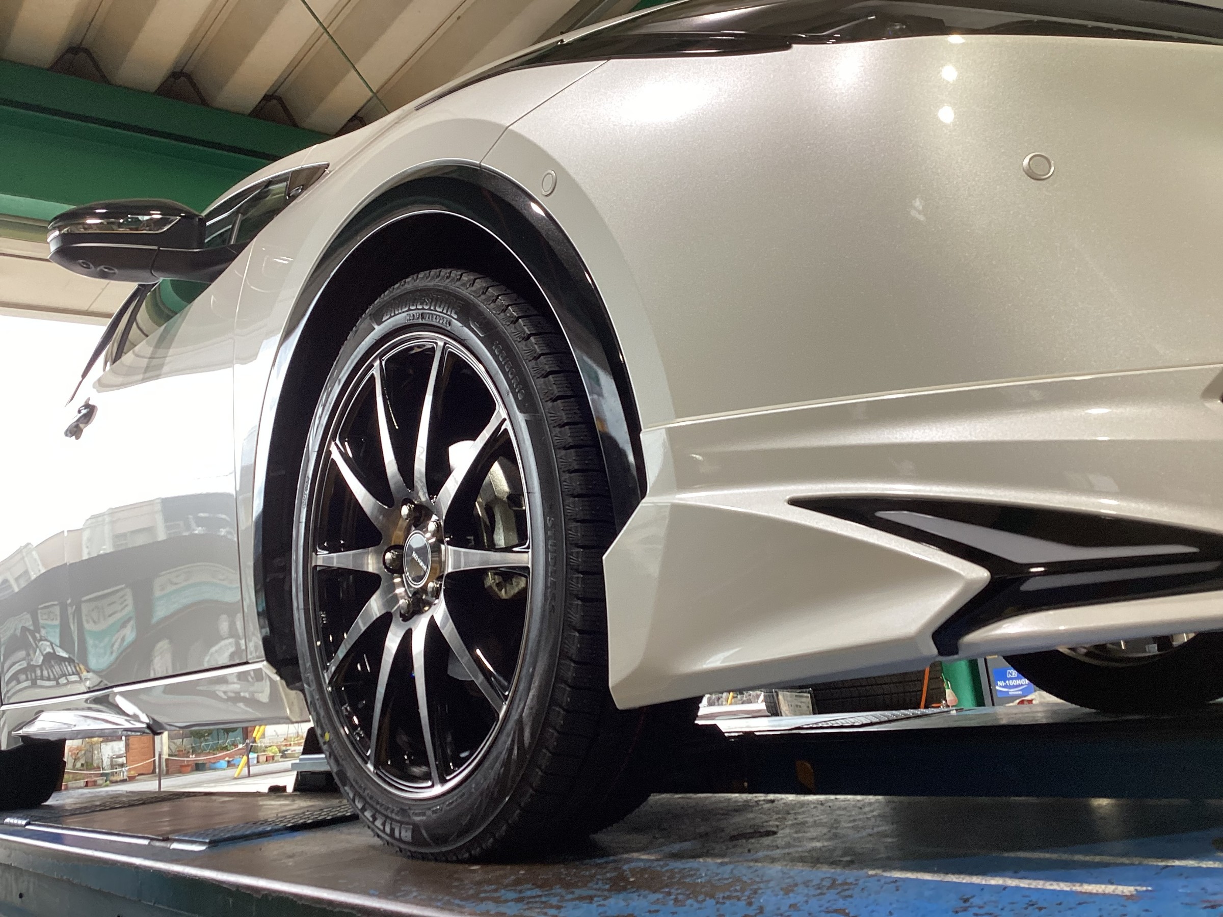 作業事例】「トヨタ・プリウス」スタッドレスタイヤホイールセット装着