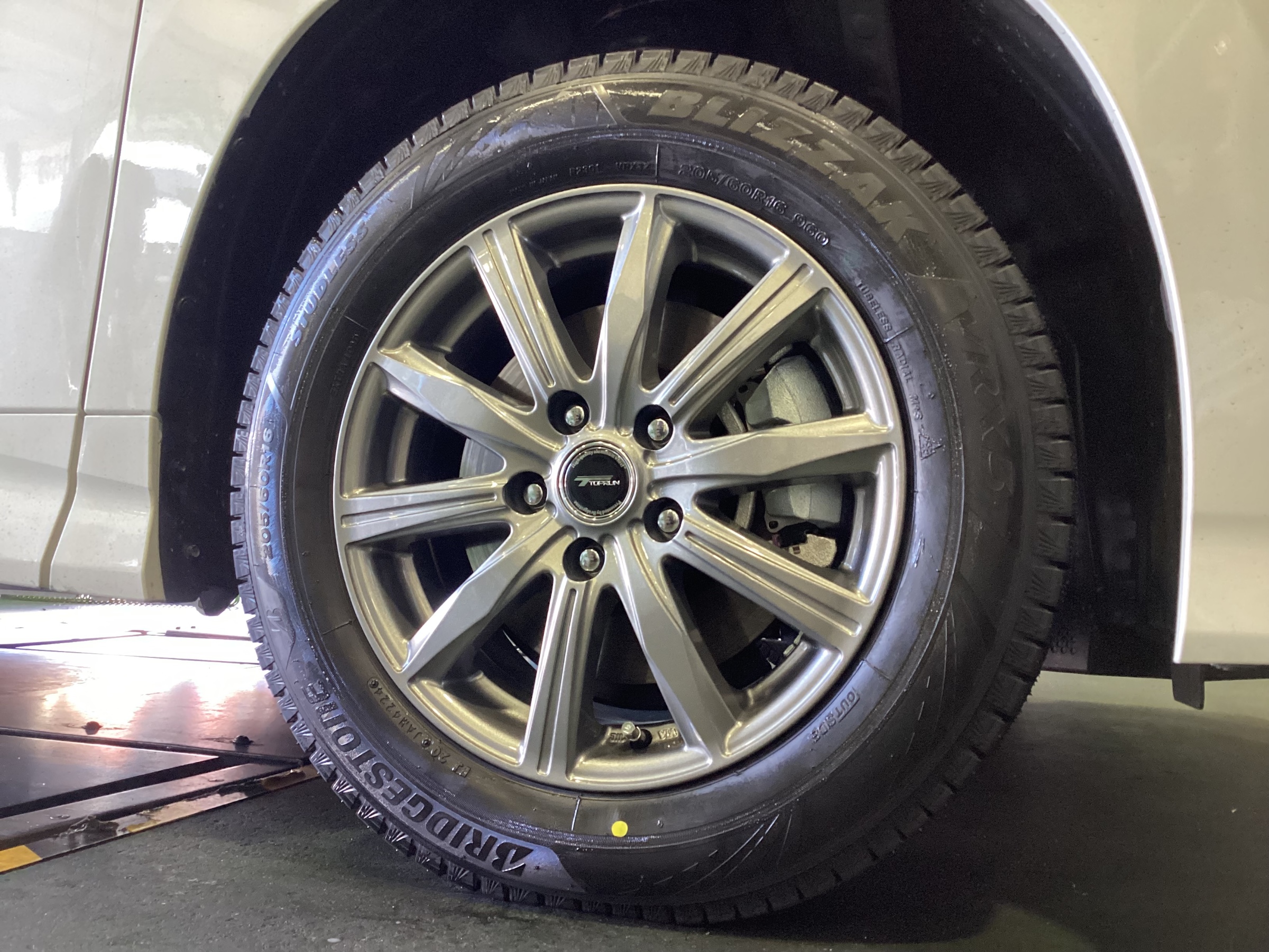 作業事例】「トヨタ・ノア」スタッドレスタイヤホイールセット装着作業