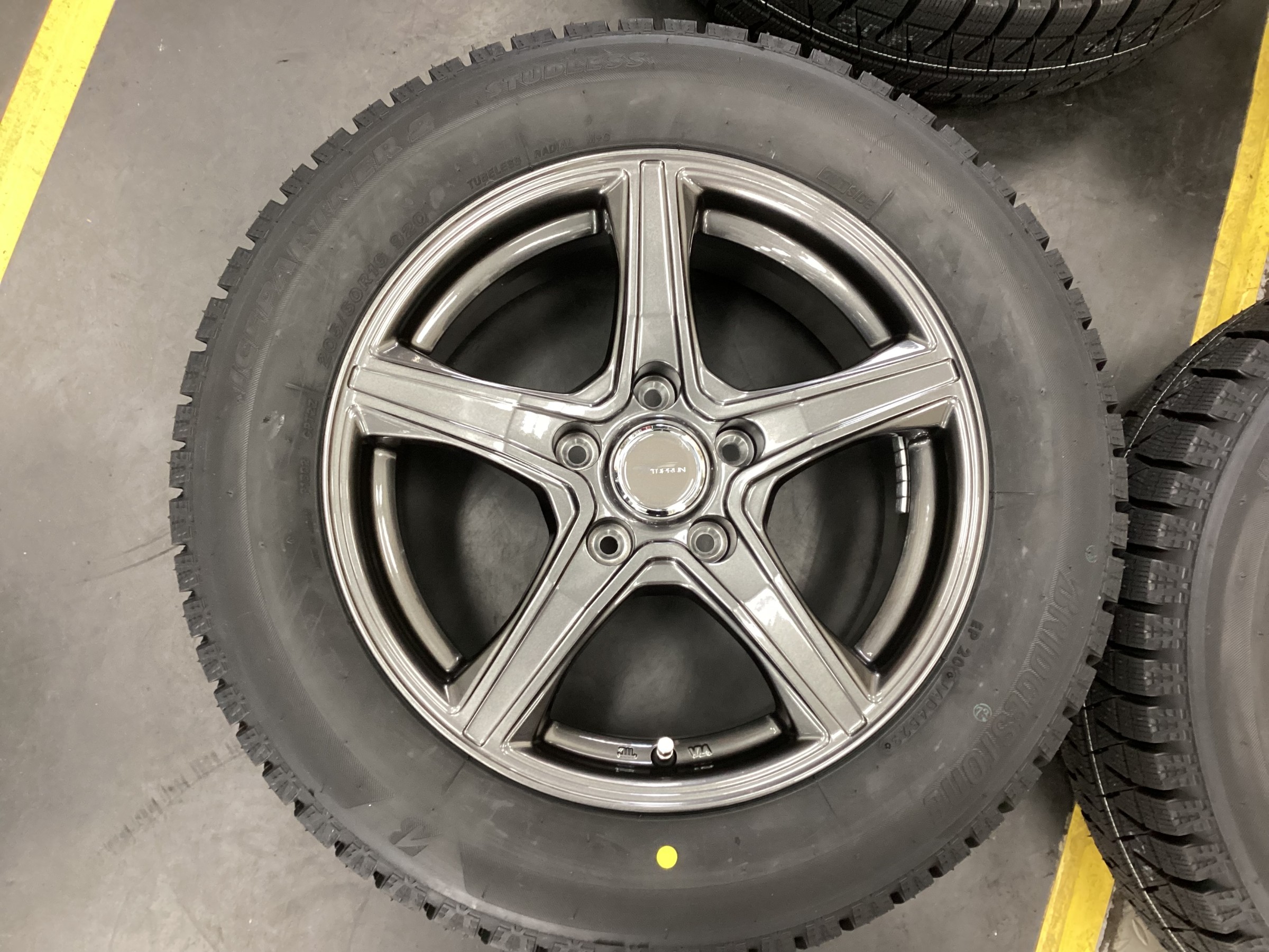 トヨタ ヴォクシー スタッドレスタイヤ・ホイールセット取付 | 店舗お