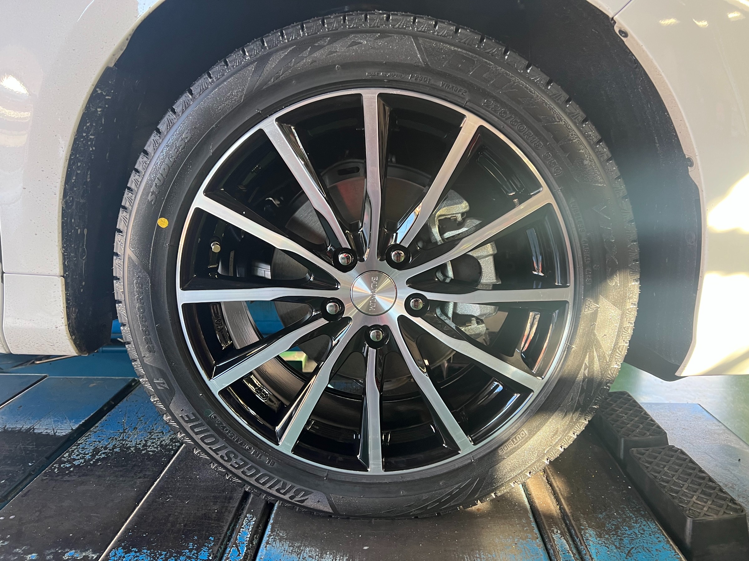 ホンダ オデッセイ】新品タイヤ交換作業 225/50R18 VRX3ホイールセット