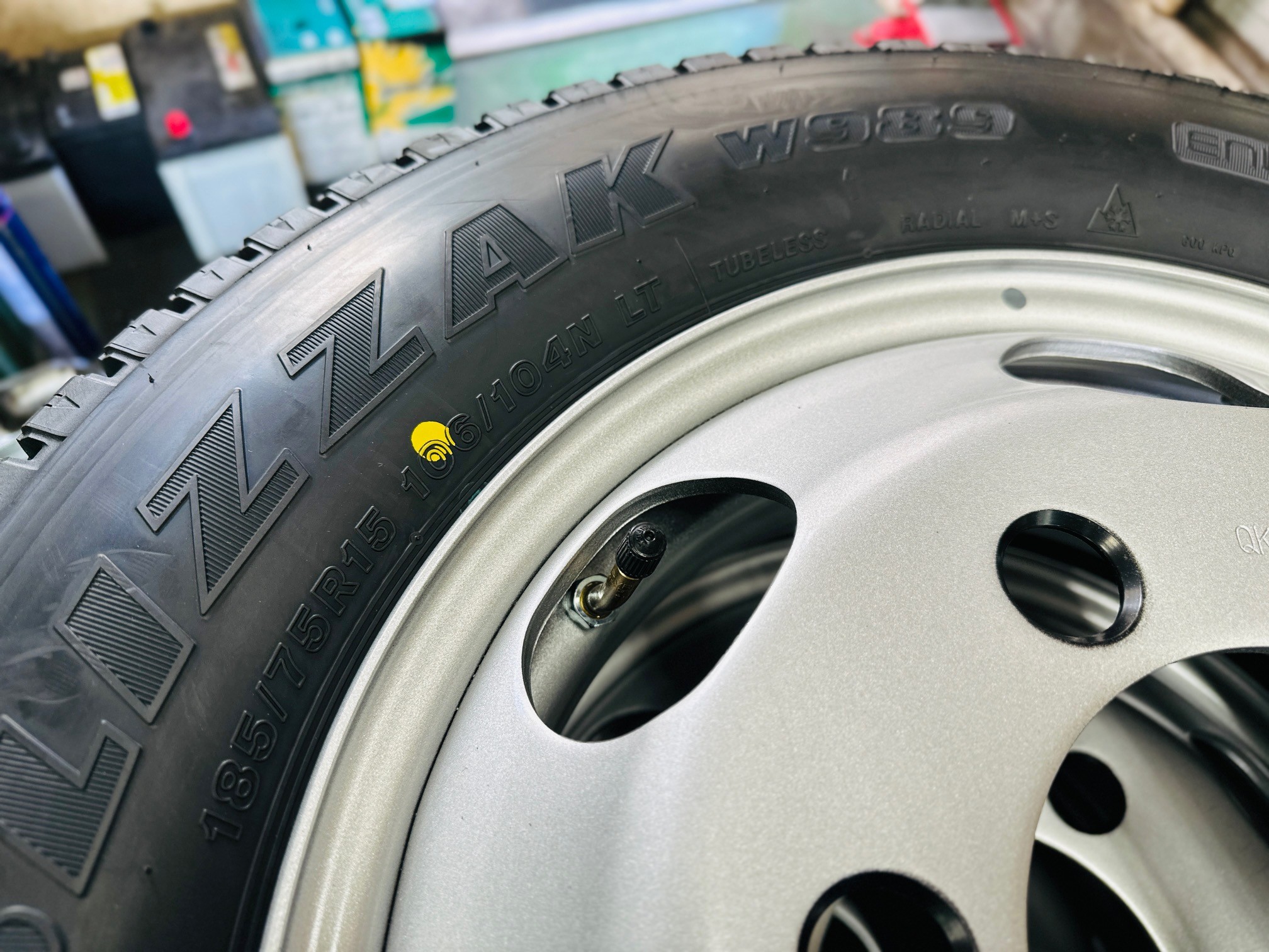 キャンピングカー カムロード スタッドレス取り付け | 店舗おススメ