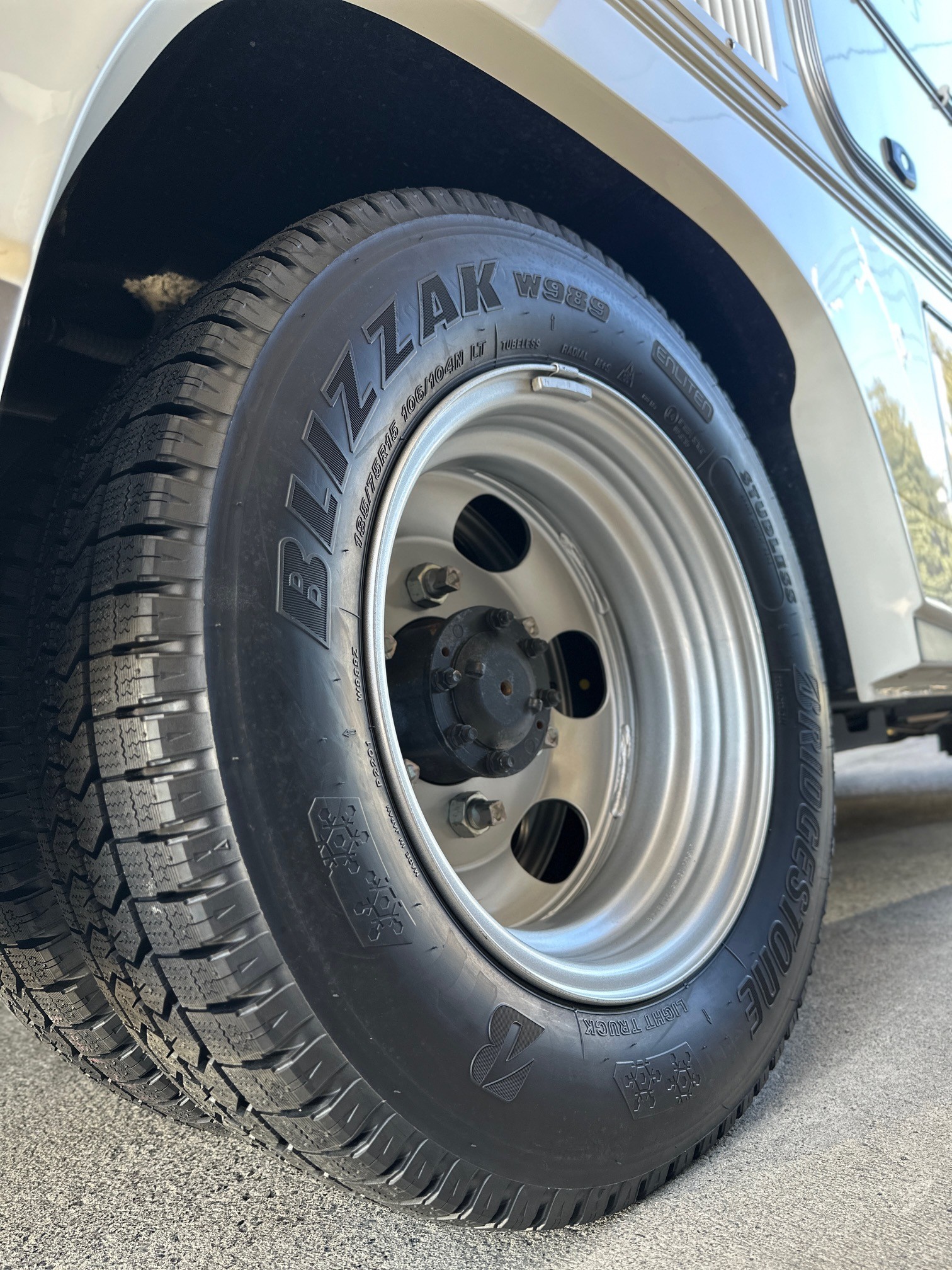 キャンピングカー カムロード スタッドレス取り付け | 店舗おススメ