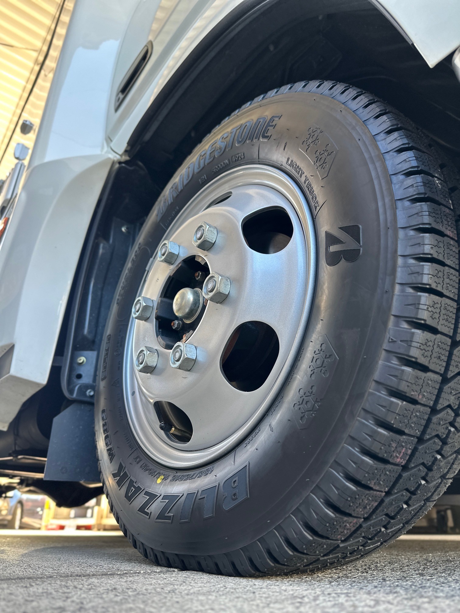 キャンピングカー カムロード スタッドレス取り付け | 店舗おススメ