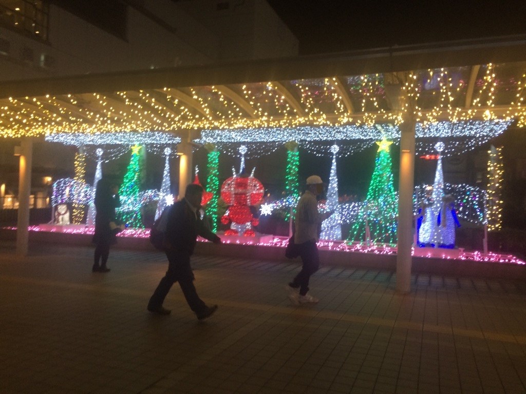 通行人の顔は同系色で隠してあります
