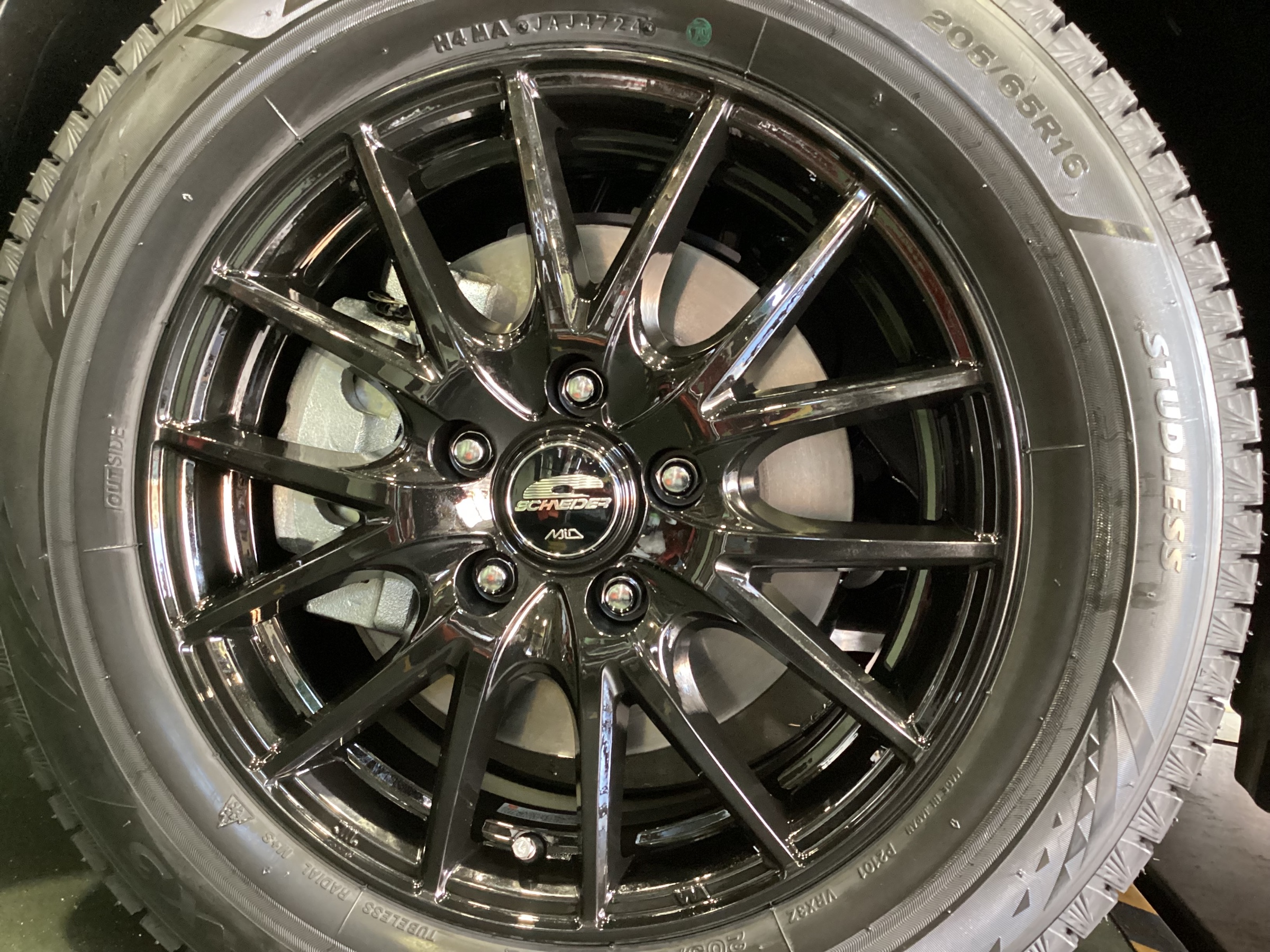 作業事例】「日産・セレナ」スタッドレスタイヤホイールセット装着作業