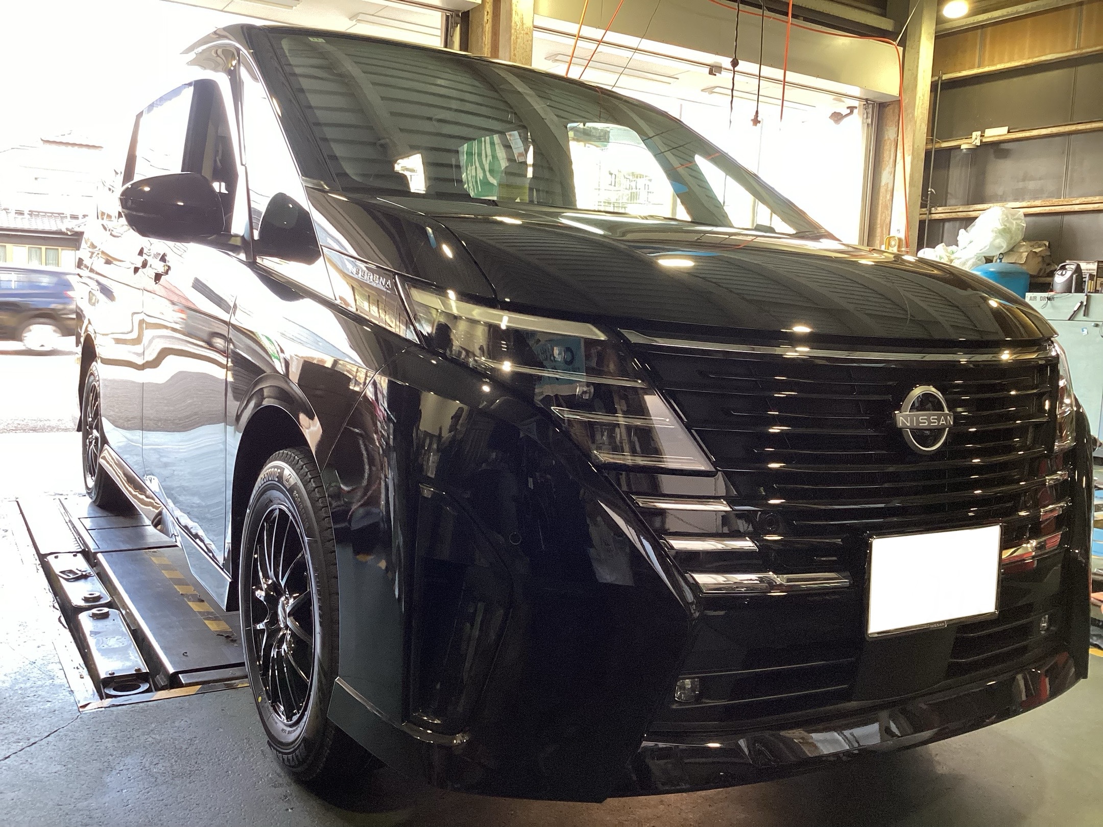 作業事例】「日産・セレナ」スタッドレスタイヤホイールセット装着作業