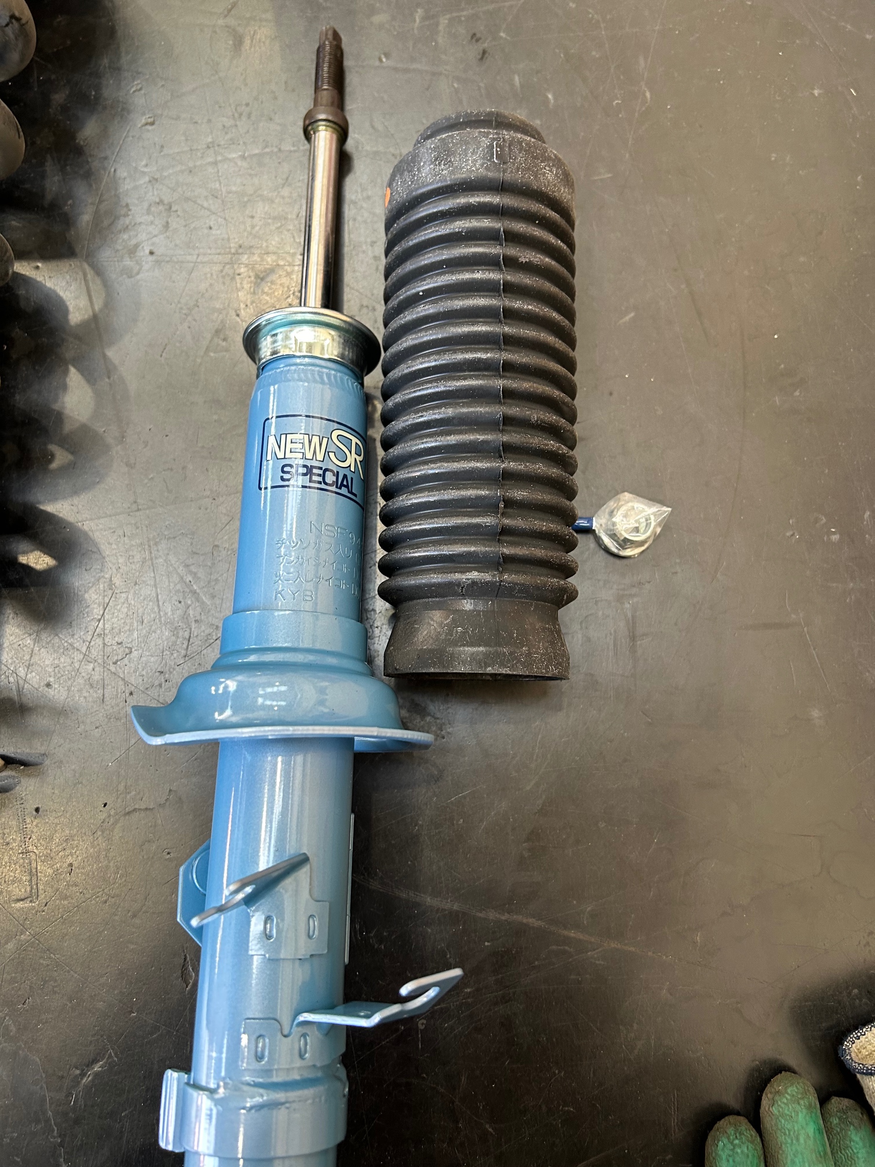 アクア ヴィッツ カヤバ KYB newSR フロントショック ダストブーツ付き