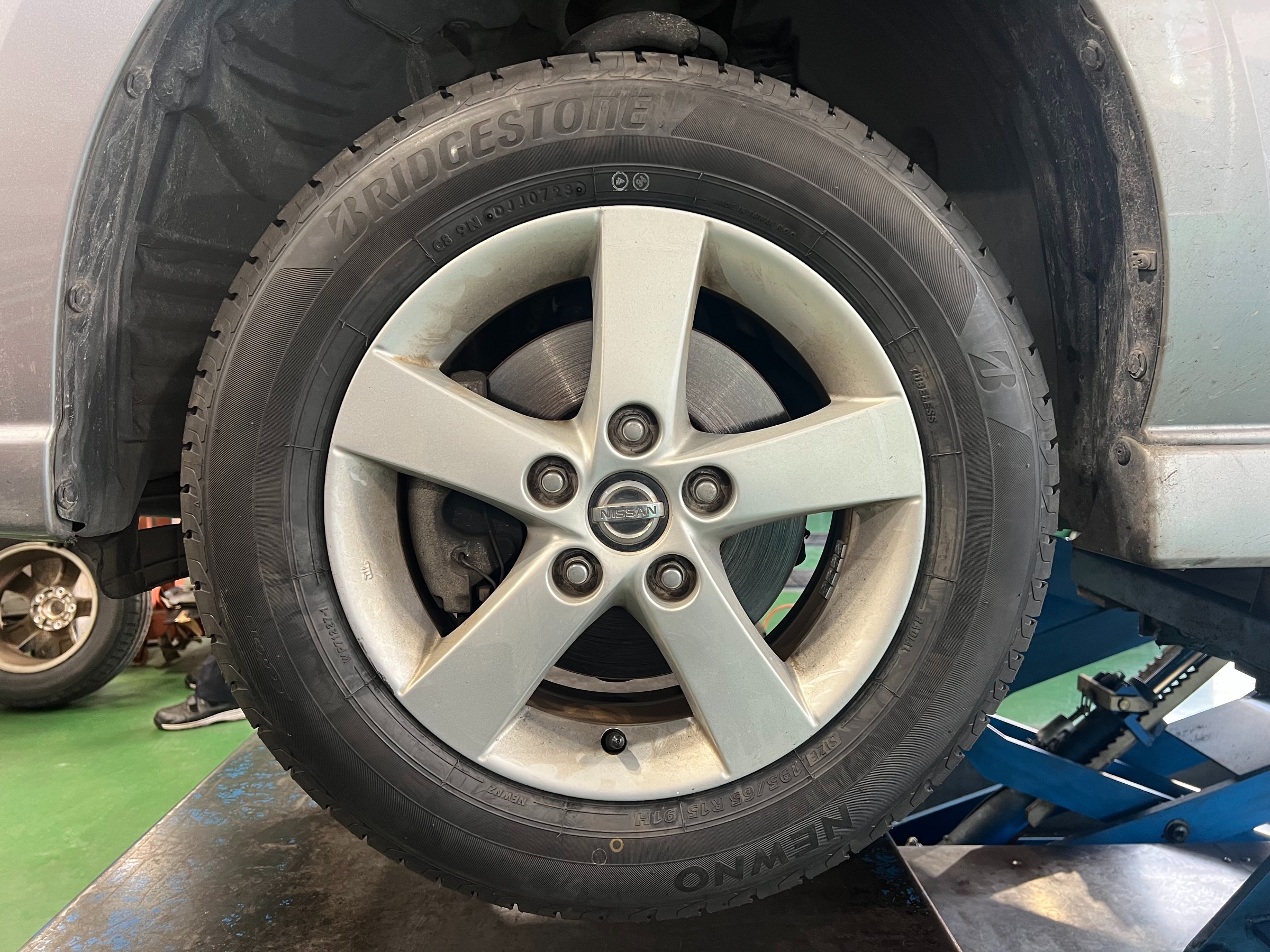 日産 ラフェスタ】新品タイヤ交換作業 195/65R15 ニューノ | 店舗お