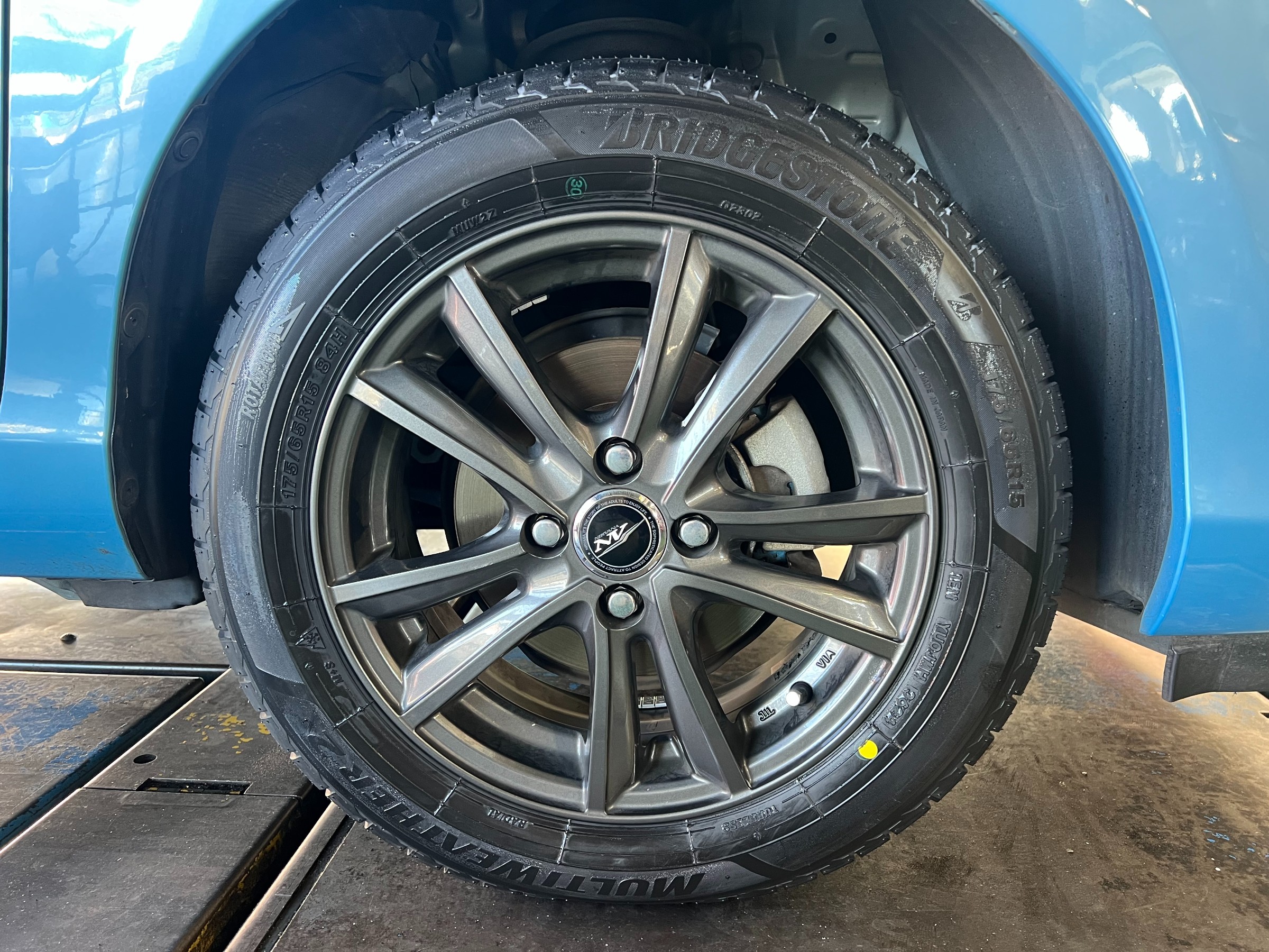 アクア　175/65R15    2017年15週 アウトレットセール開催中！ 良いものがお買い得価格で！トヨタ アクア