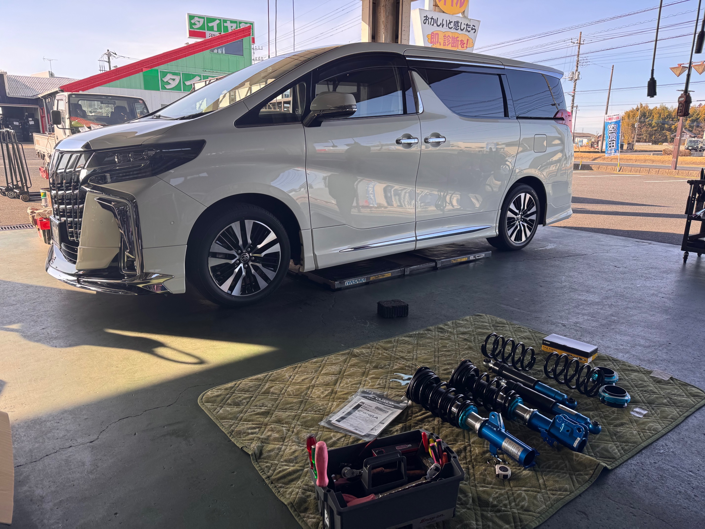 アルファード CUSCO車高調でローダウン！ | 店舗おススメ情報 | タイヤ