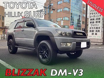 溝たっぷりのスタッドレスタイヤ付きのハイラックスサーフ純正