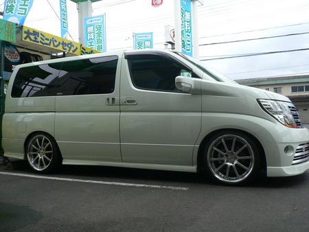 E51エルグランド サービス事例 タイヤ館 たわらもと 奈良県のタイヤからはじまる トータルカーメンテナンス タイヤ館グループ