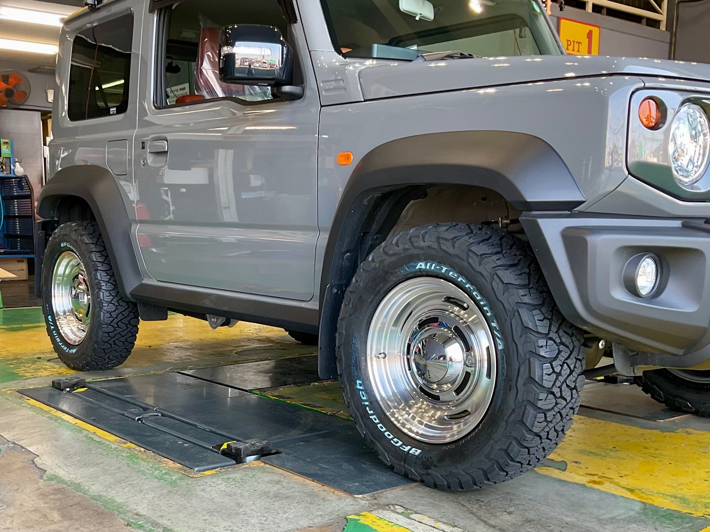 ジムニーシエラJB74にレトロスタイル‼︎ DEAN CROSS COUNTRYを