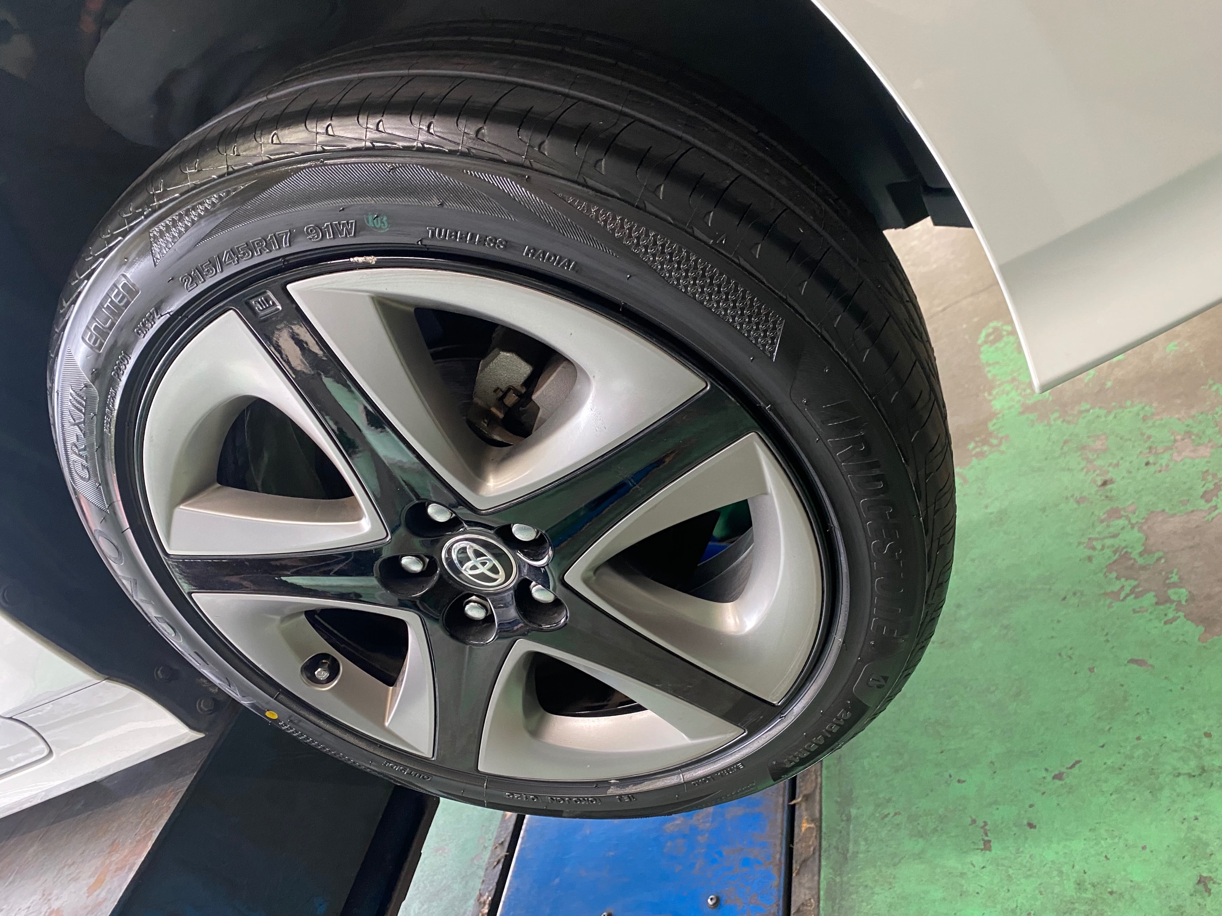 TOYOTA 50型 プリウス 冬タイヤから夏タイヤへ履き替え時にタイヤ交換