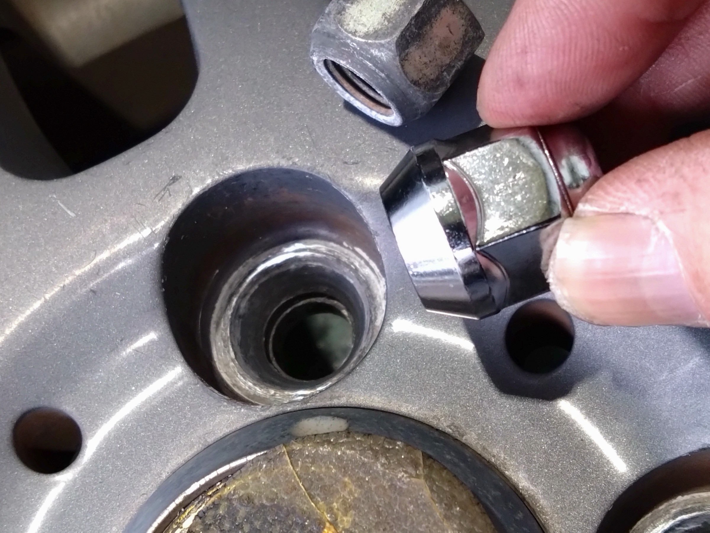 ツバ付ナットに交換でより確実に取り付けが可能