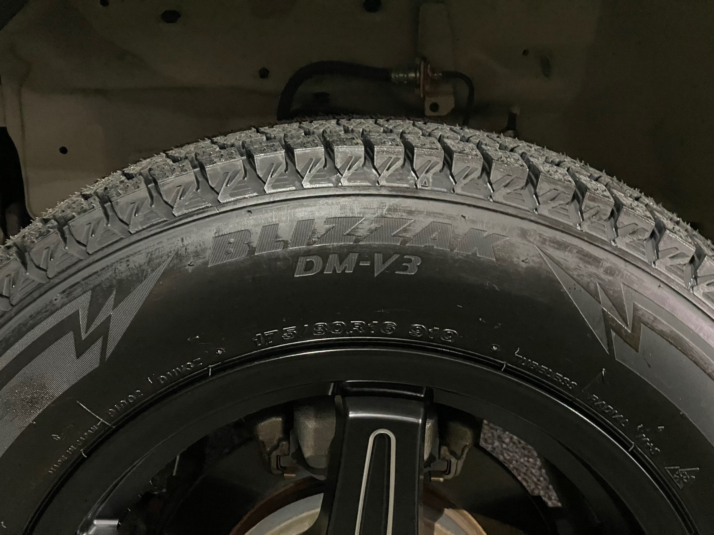 スズキ ジムニー JB64W　スタッドレスタイヤ交換