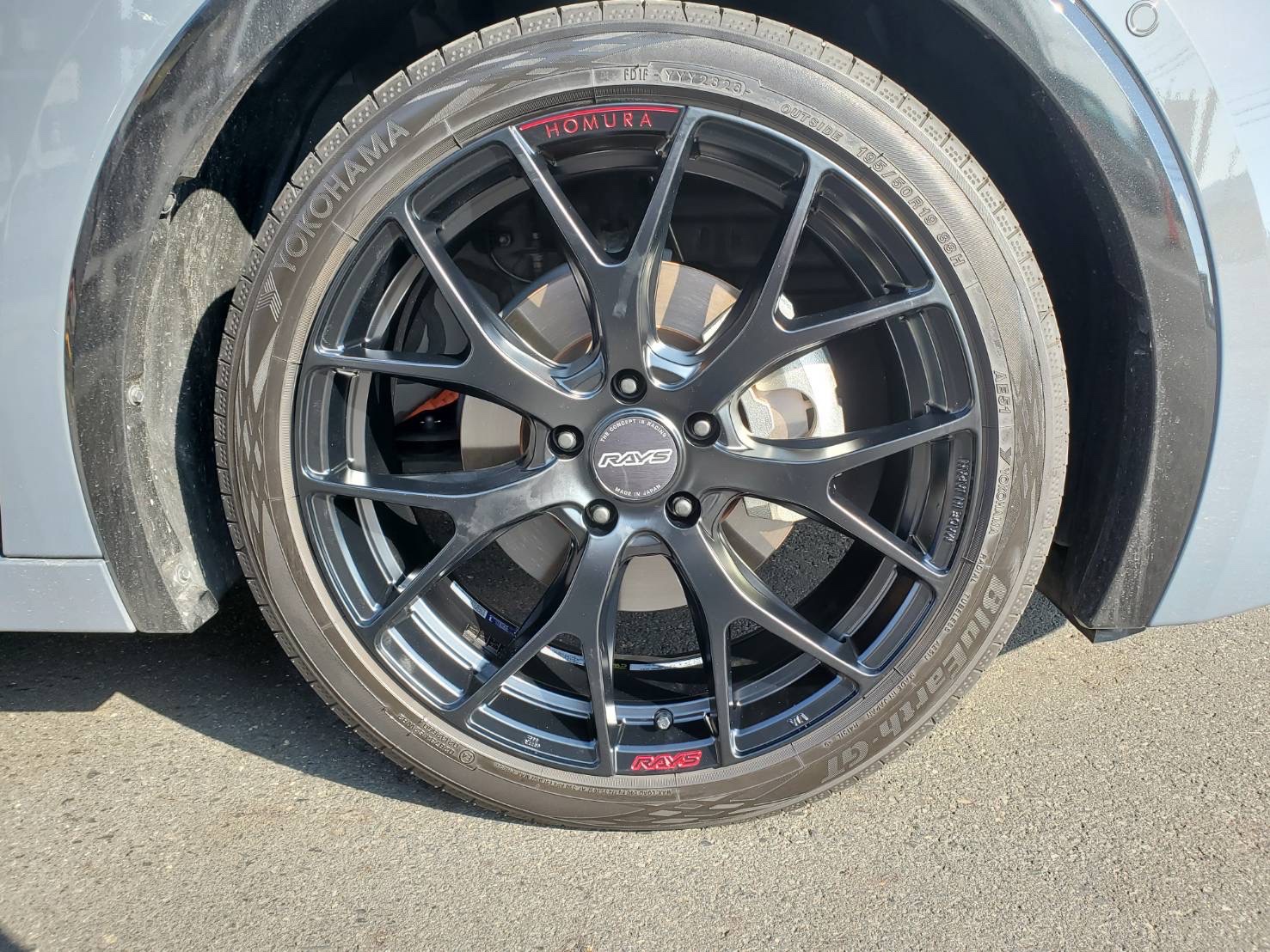 本日イベント最終日】トヨタ・プリウスにRAYSホムラ2×7FTスポーツ