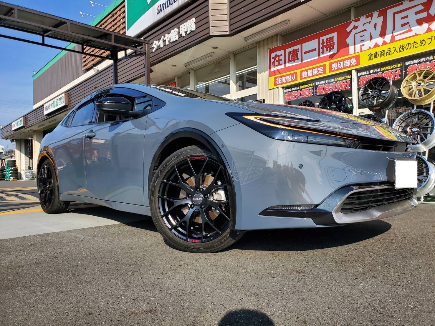 本日イベント最終日】トヨタ・プリウスにRAYSホムラ2×7FTスポーツ