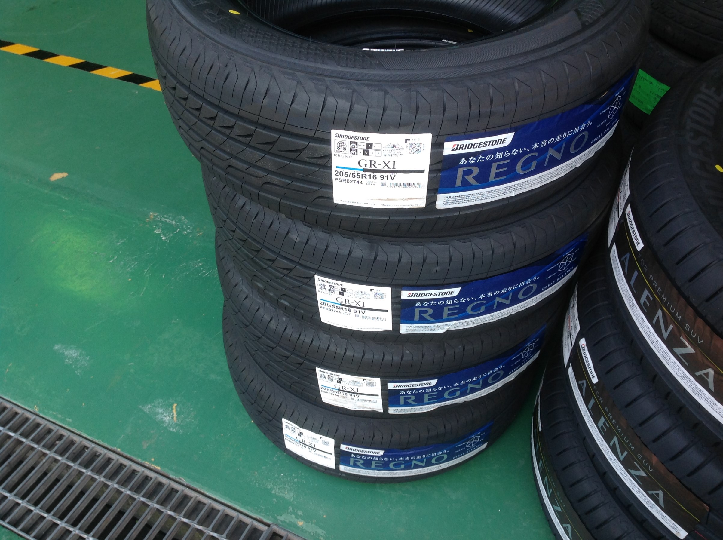 レクサス CT200H のサイズ205/55R16の レグノ GR－XI 入荷しま 
