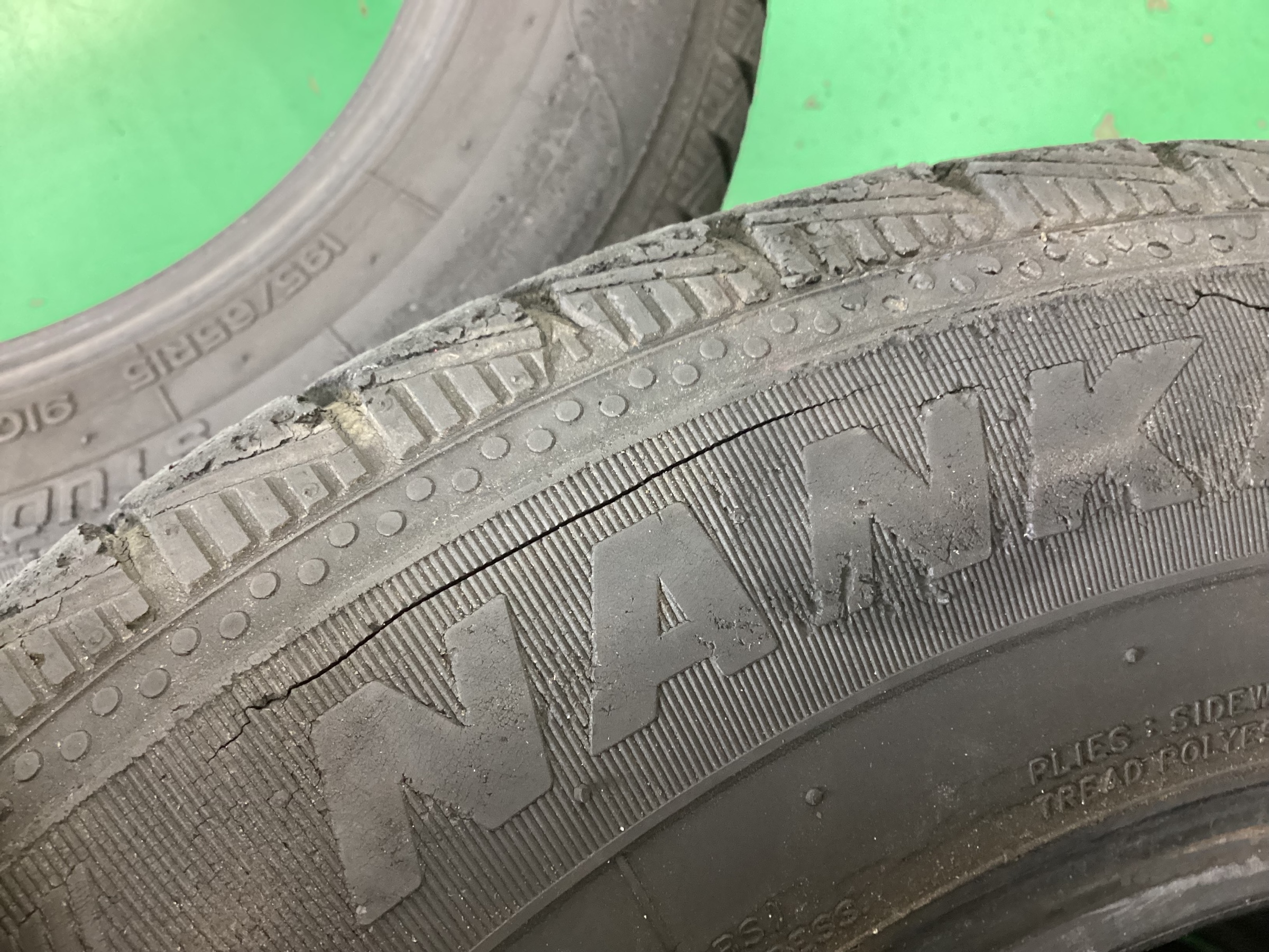 あなたのタイヤはヒビ割れしていませんか？ | 店舗おススメ情報