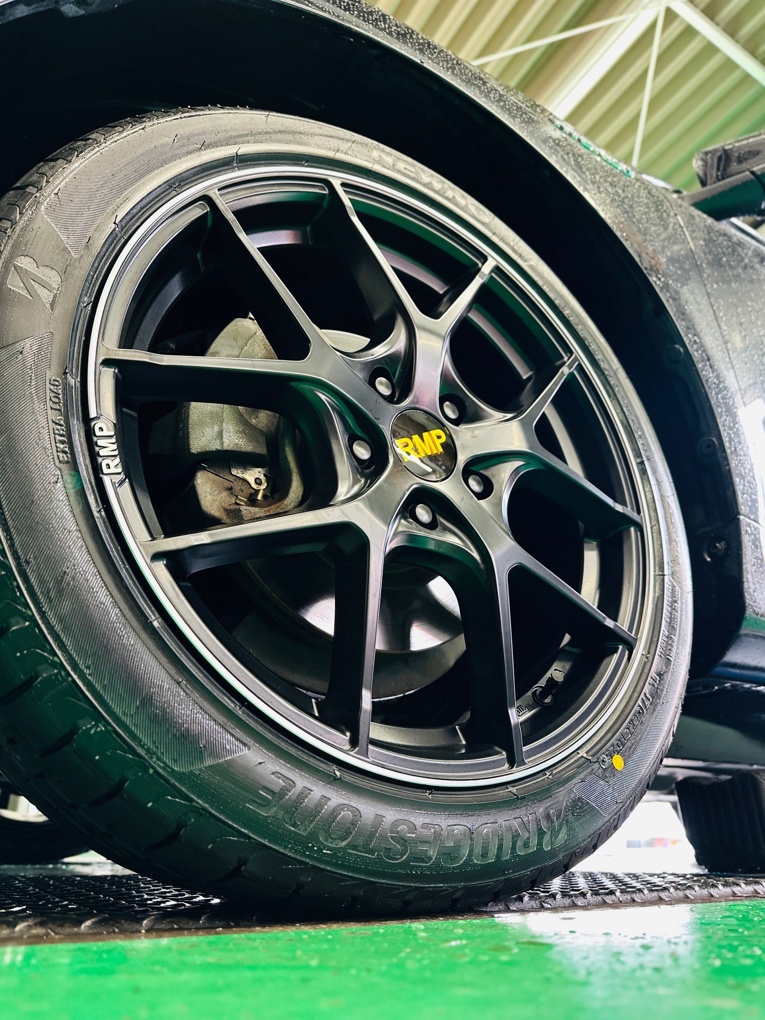 トヨタ カムリHV 「MID RMP 025F」18インチ取付 | 店舗お