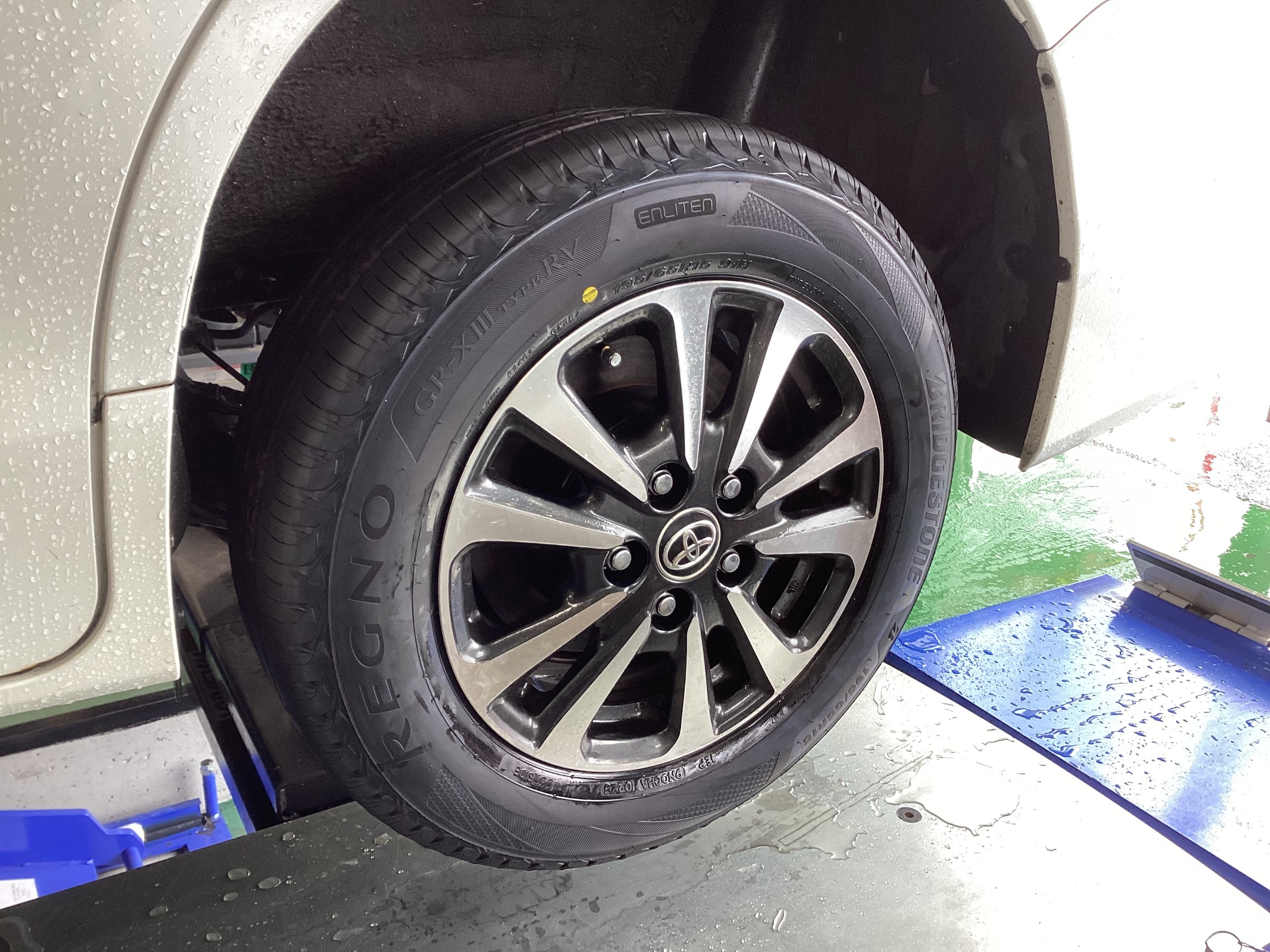 トヨタ エスクァイア ZRR80型】新型レグノでミニバンの走りを