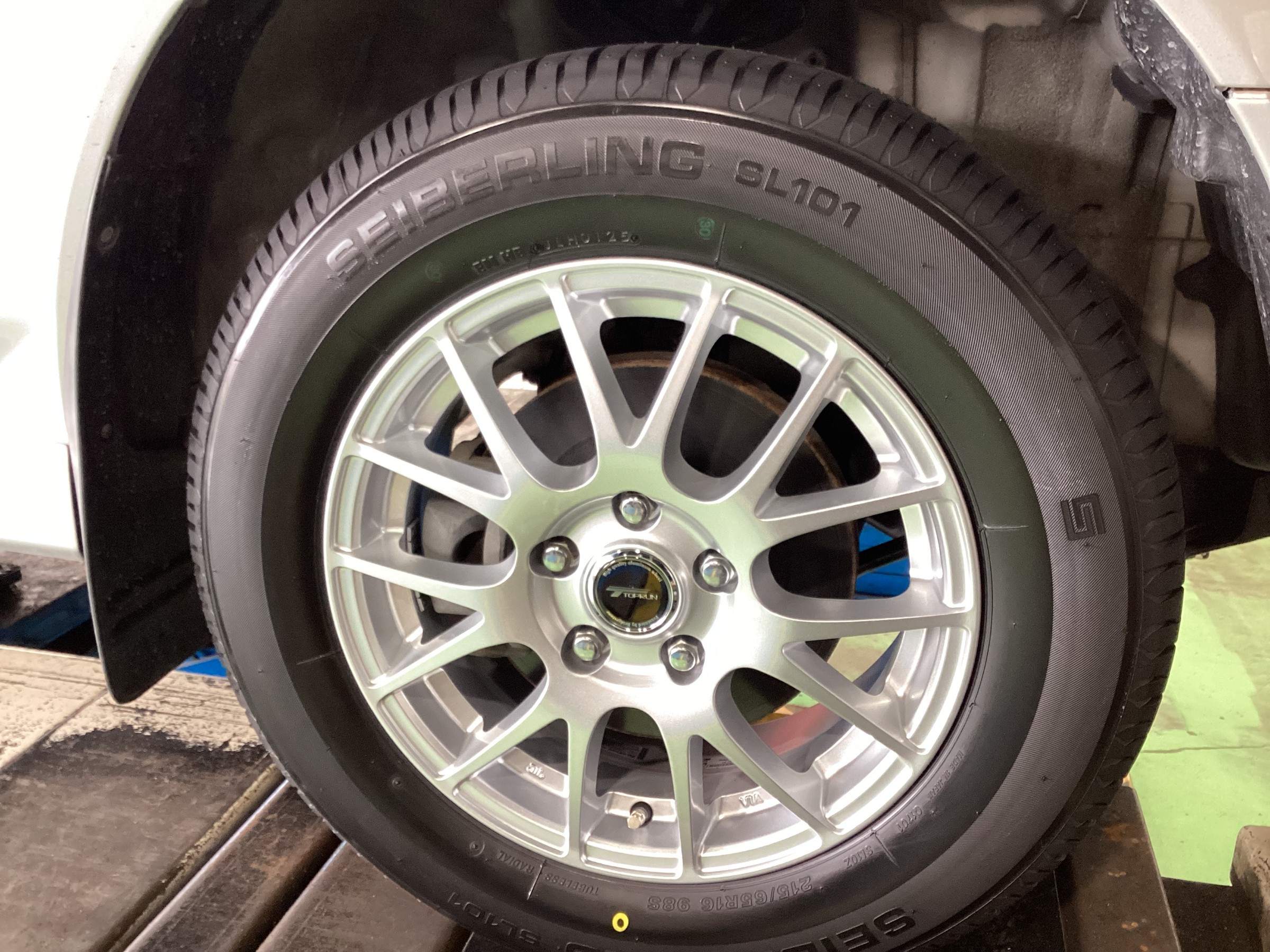 ブリヂストン製タイヤ セイバーリング SL101 215/65R16 三菱
