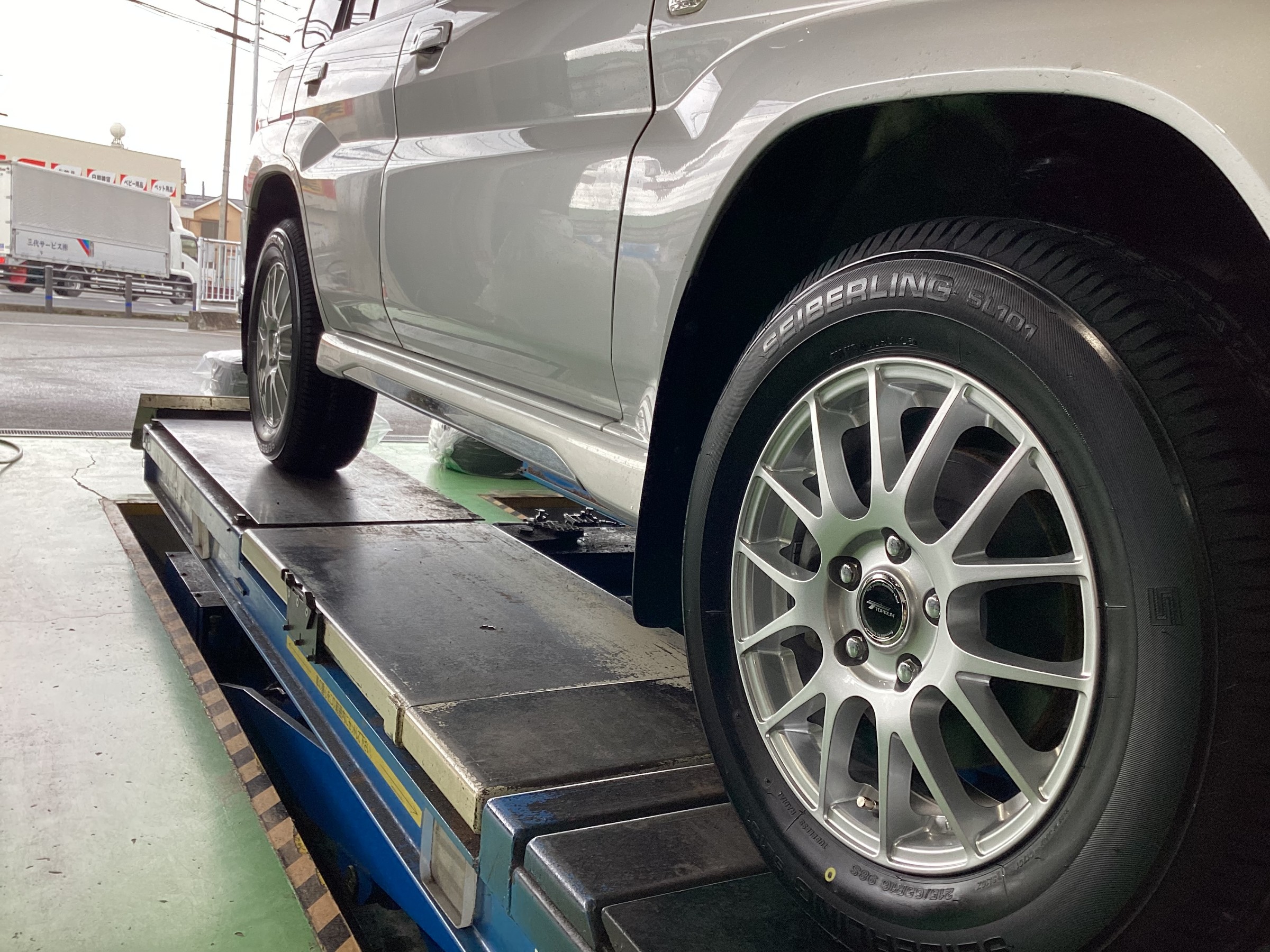 ブリヂストン製タイヤ セイバーリング SL101 215/65R16 三菱