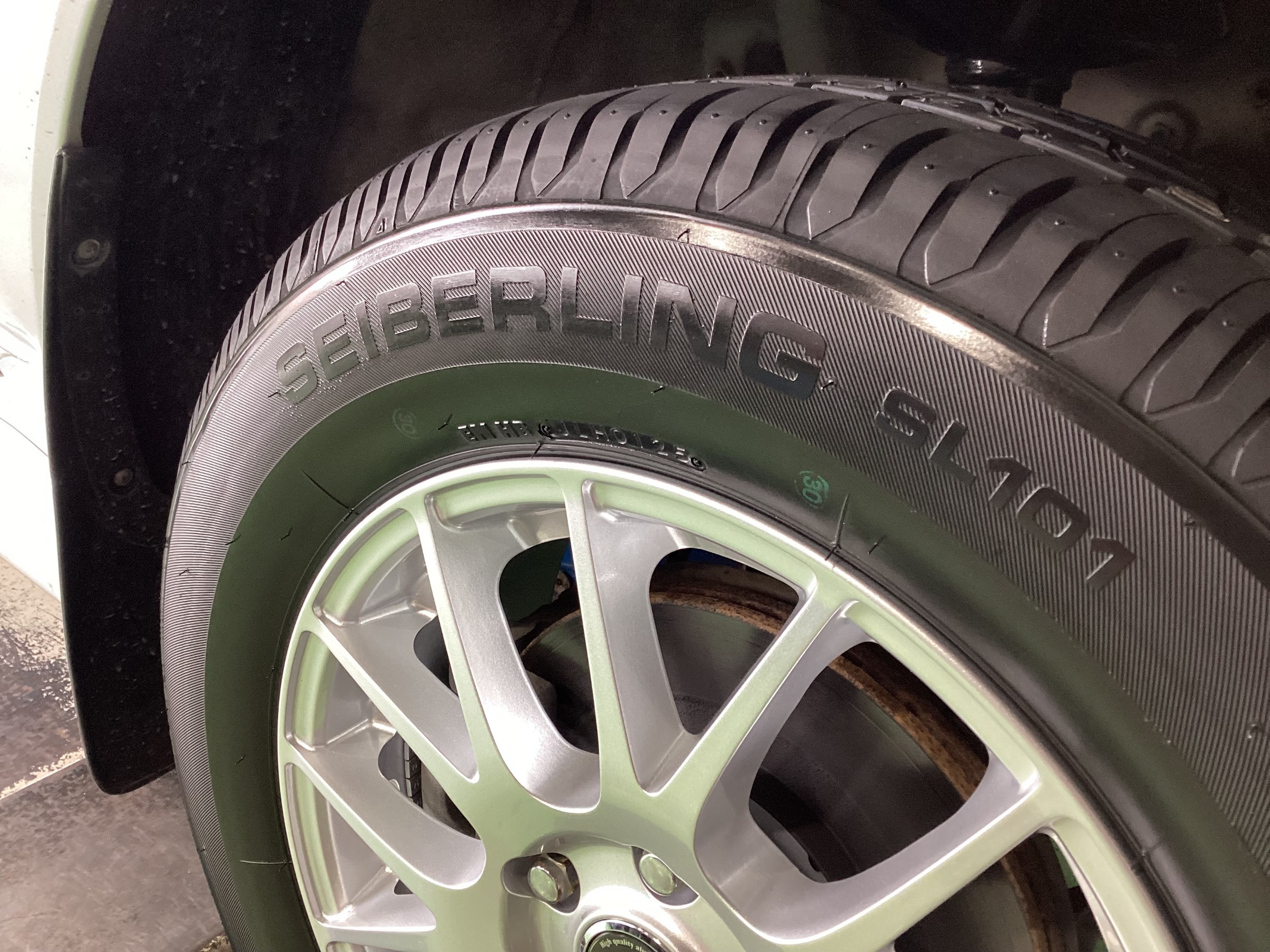 ブリヂストン製タイヤ セイバーリング SL101 215/65R16 三菱