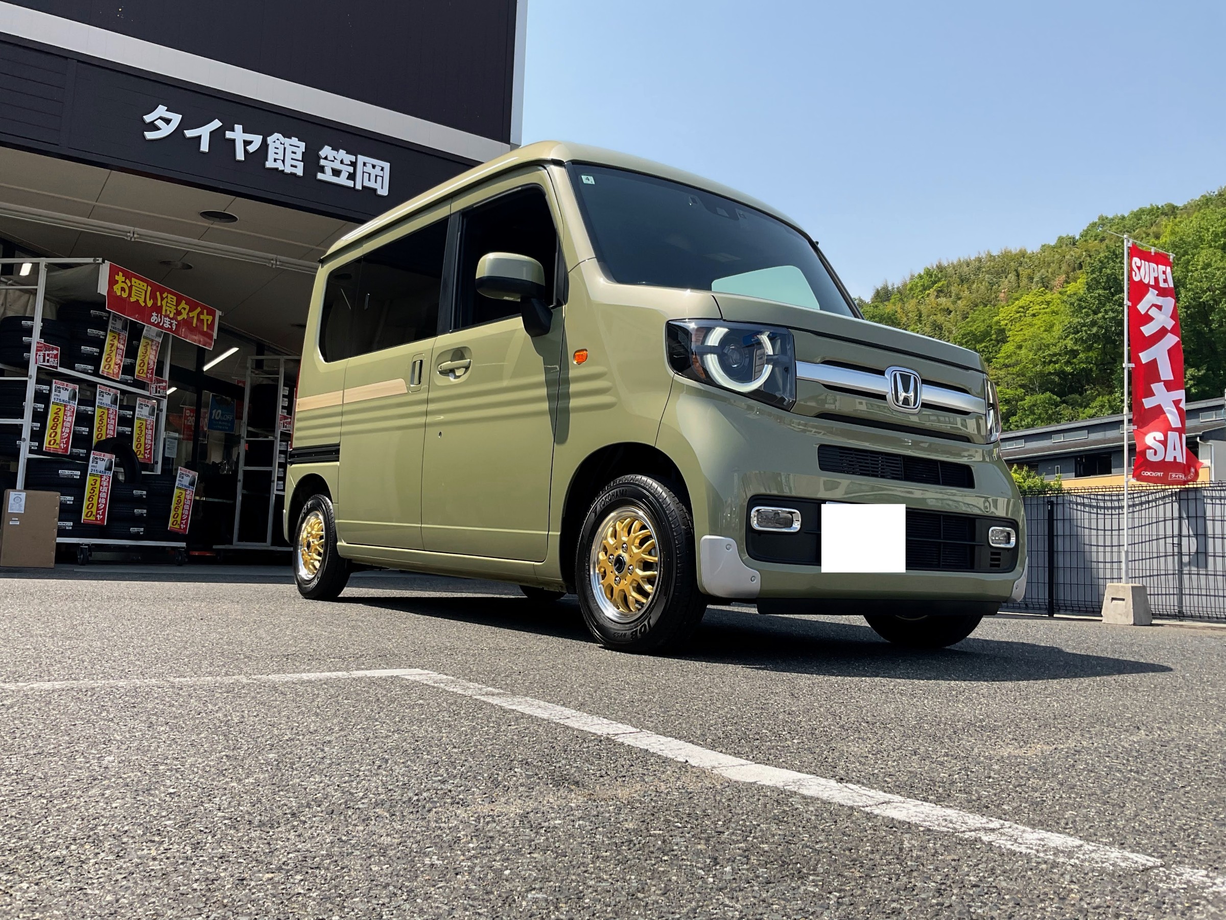ホンダ「N-VAN」にグラフトM9 金色ホイールをつけました！ | 店舗お