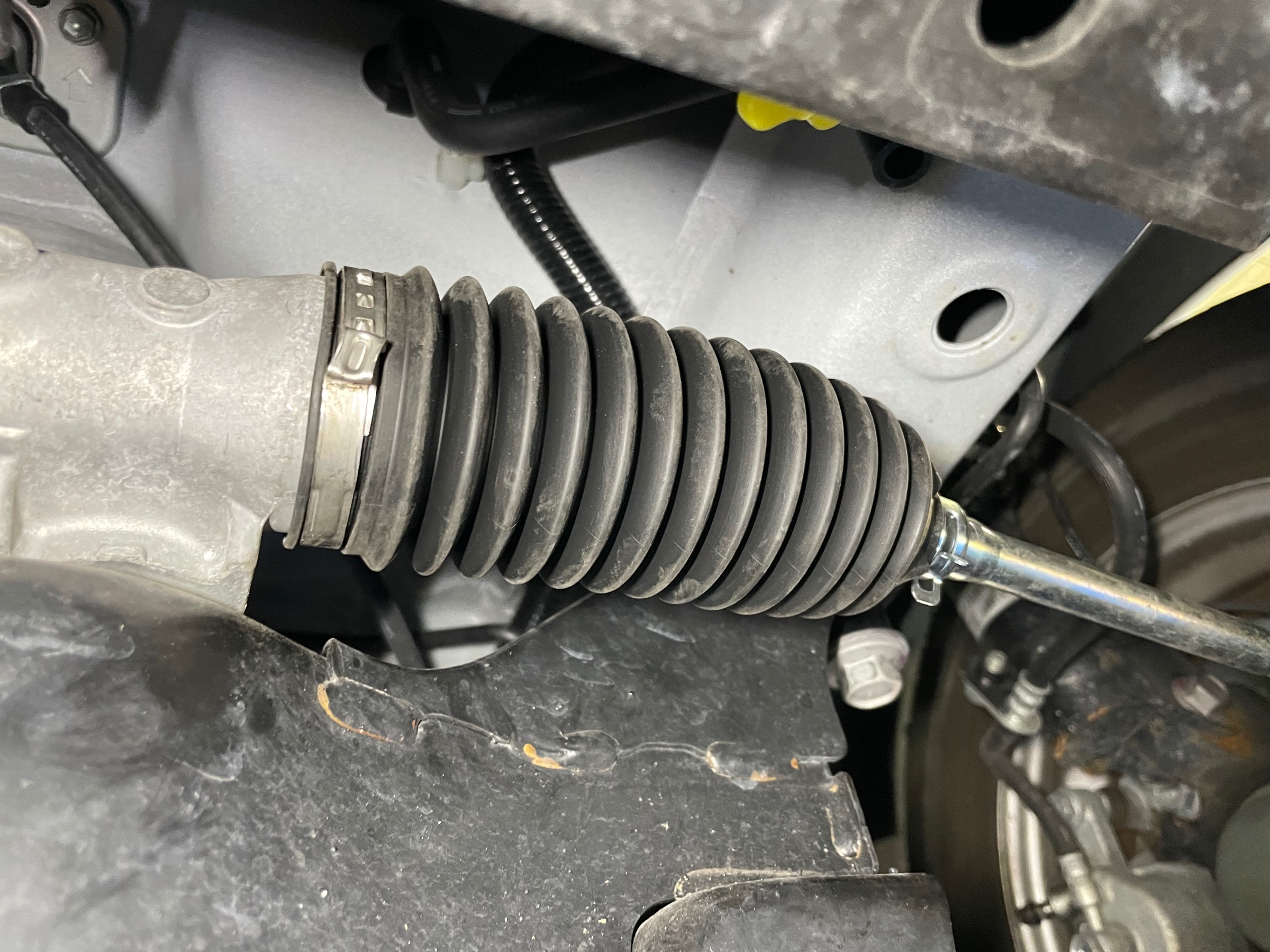 タイヤ館加古川 ダイハツ ハイゼットカーゴ S700V　ステアリングラックブーツ交換