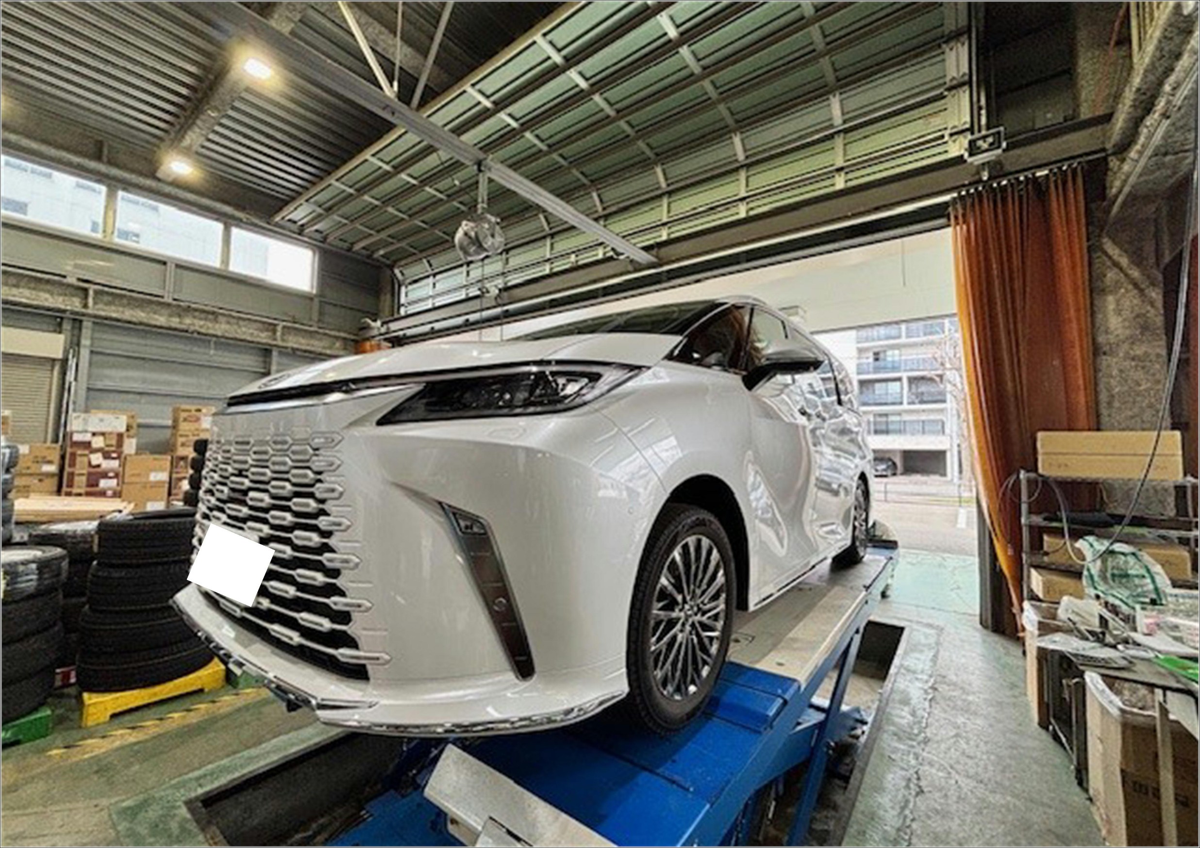 タイヤ　履き替え　タイヤ交換　レクサス　LM