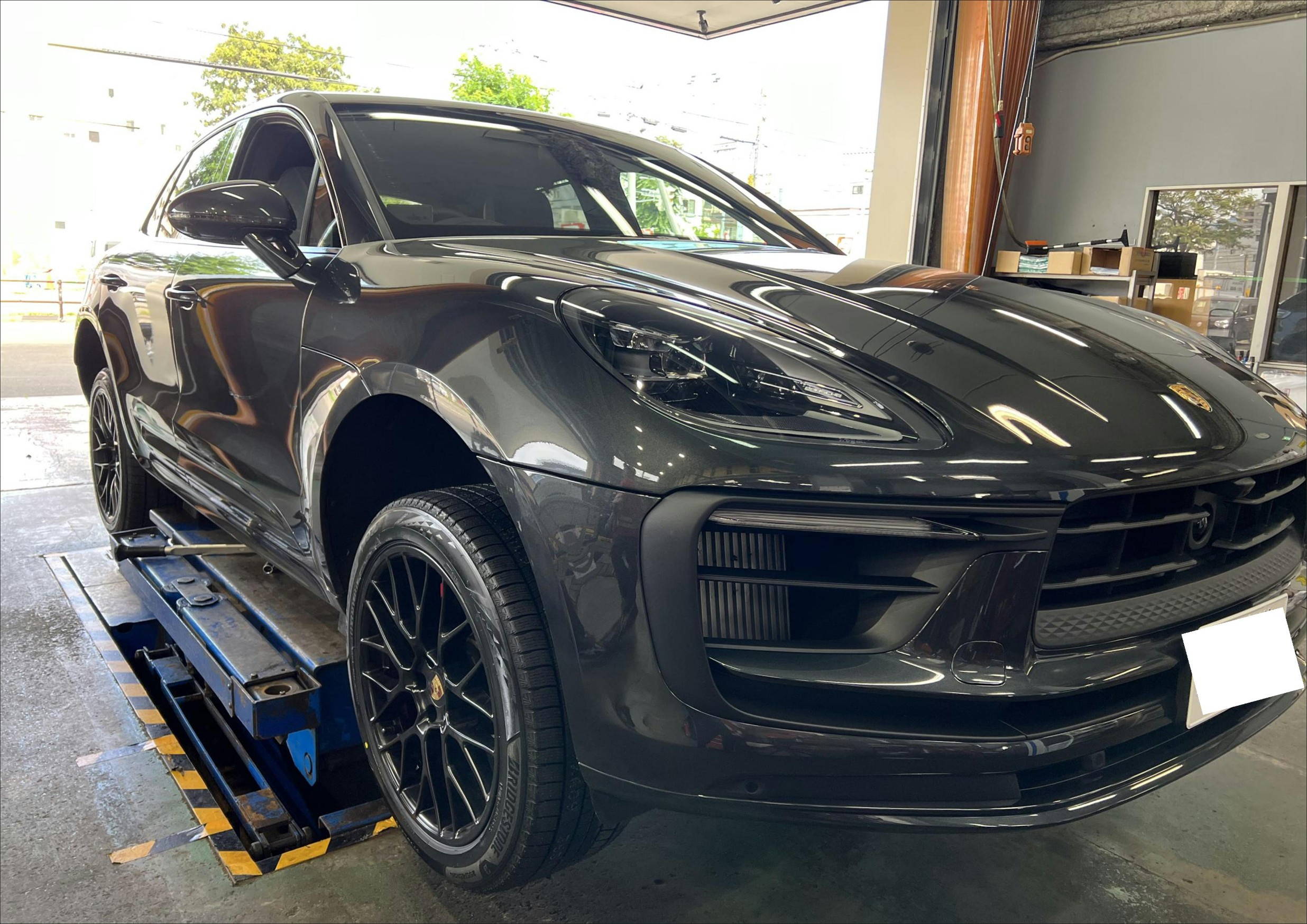 タイヤ　履き替え　タイヤ交換　ポルシェ　マカン