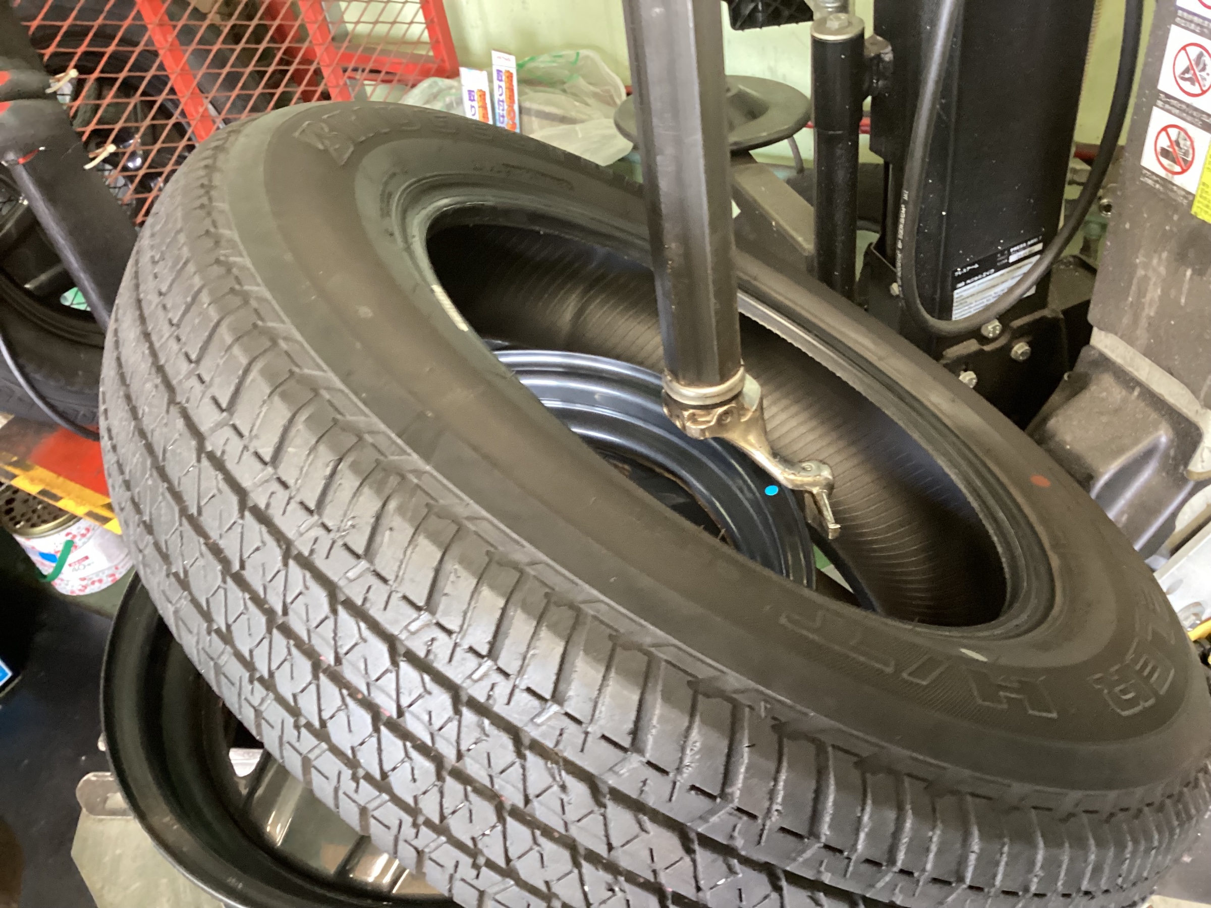 SUZUKI・ジムニー（175/80R16）のタイヤ4本交換作業するならタイヤ館 