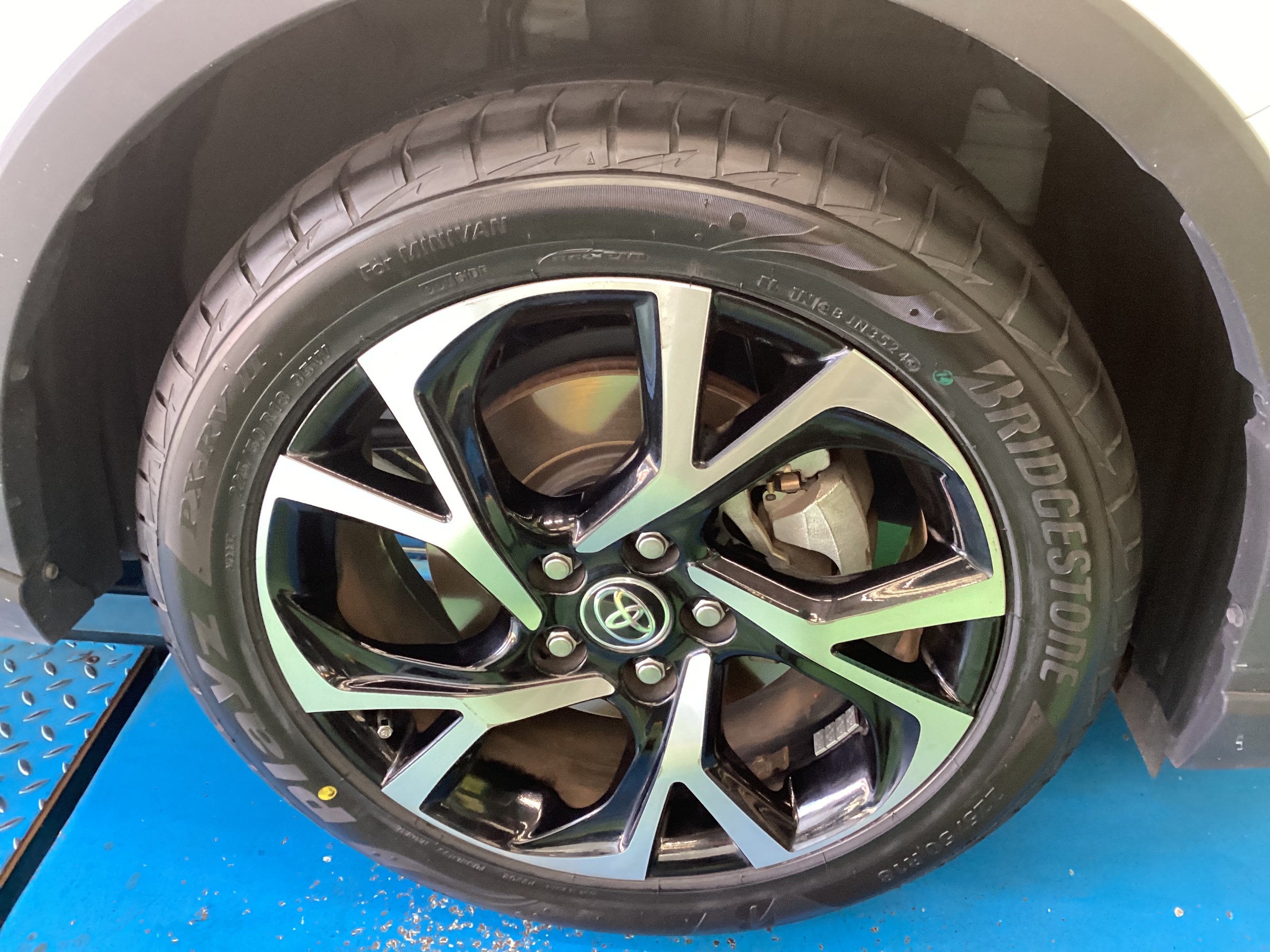 TOYOTA・C-HR (225/50R18)のタイヤ4本交換作業はタイヤ館廿日市