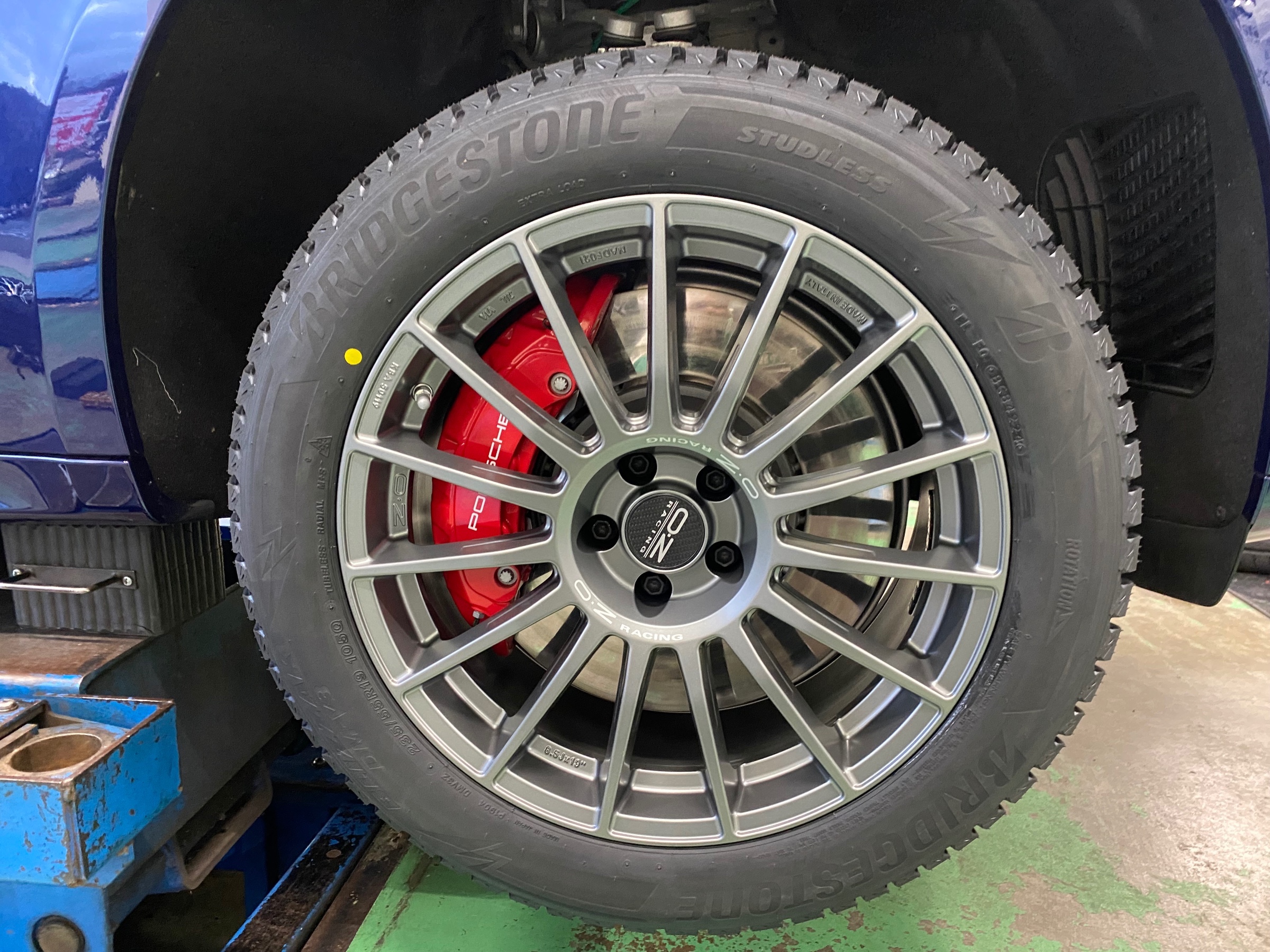 ポルシェ マカン 95B 冬用スタッドレスタイヤから夏用ノーマルタイヤへ